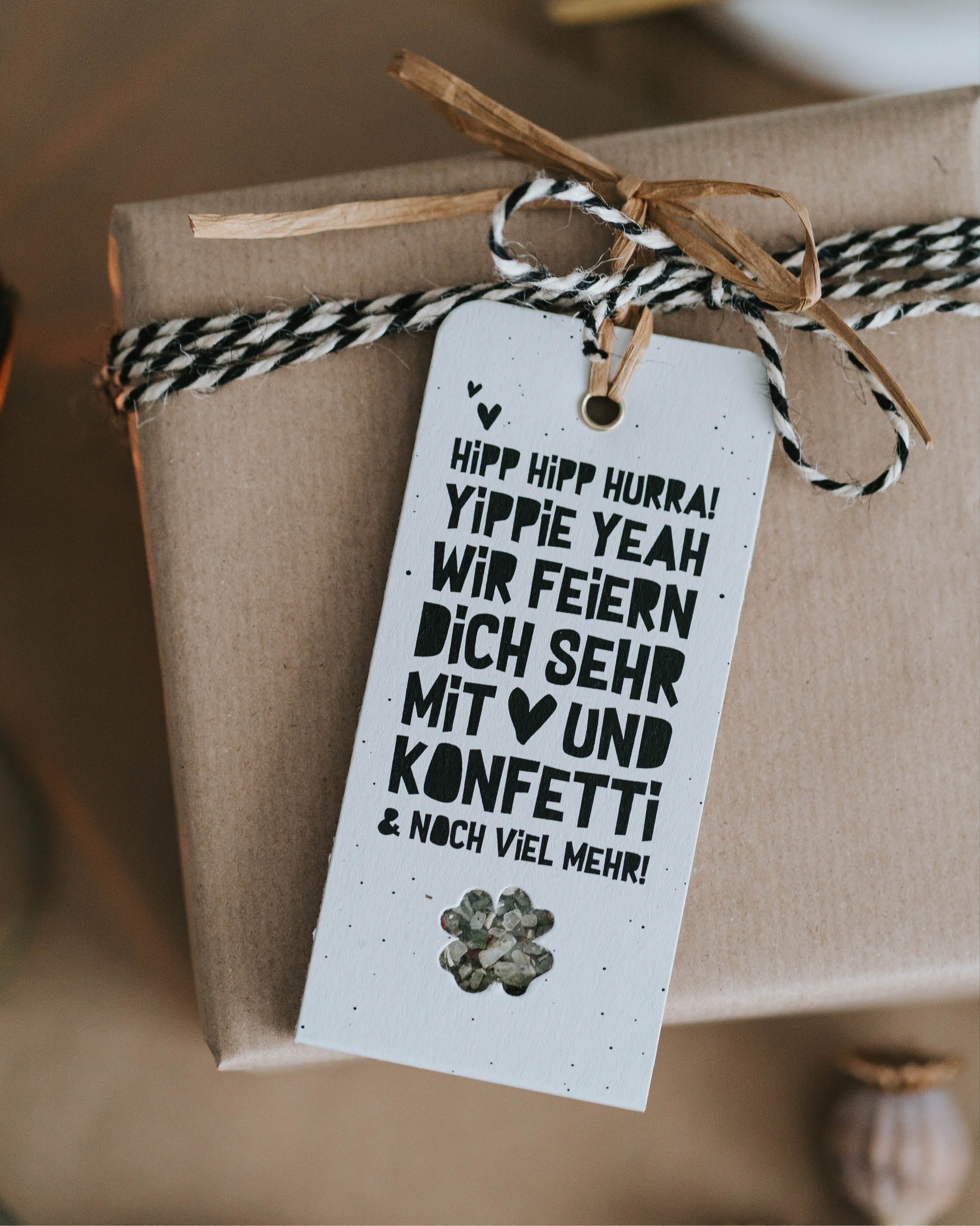 Fröhlicher Geschenkanhänger mit dem Spruch „Hipp Hurra“ und bunter Gewürzsalz-Mischung.
