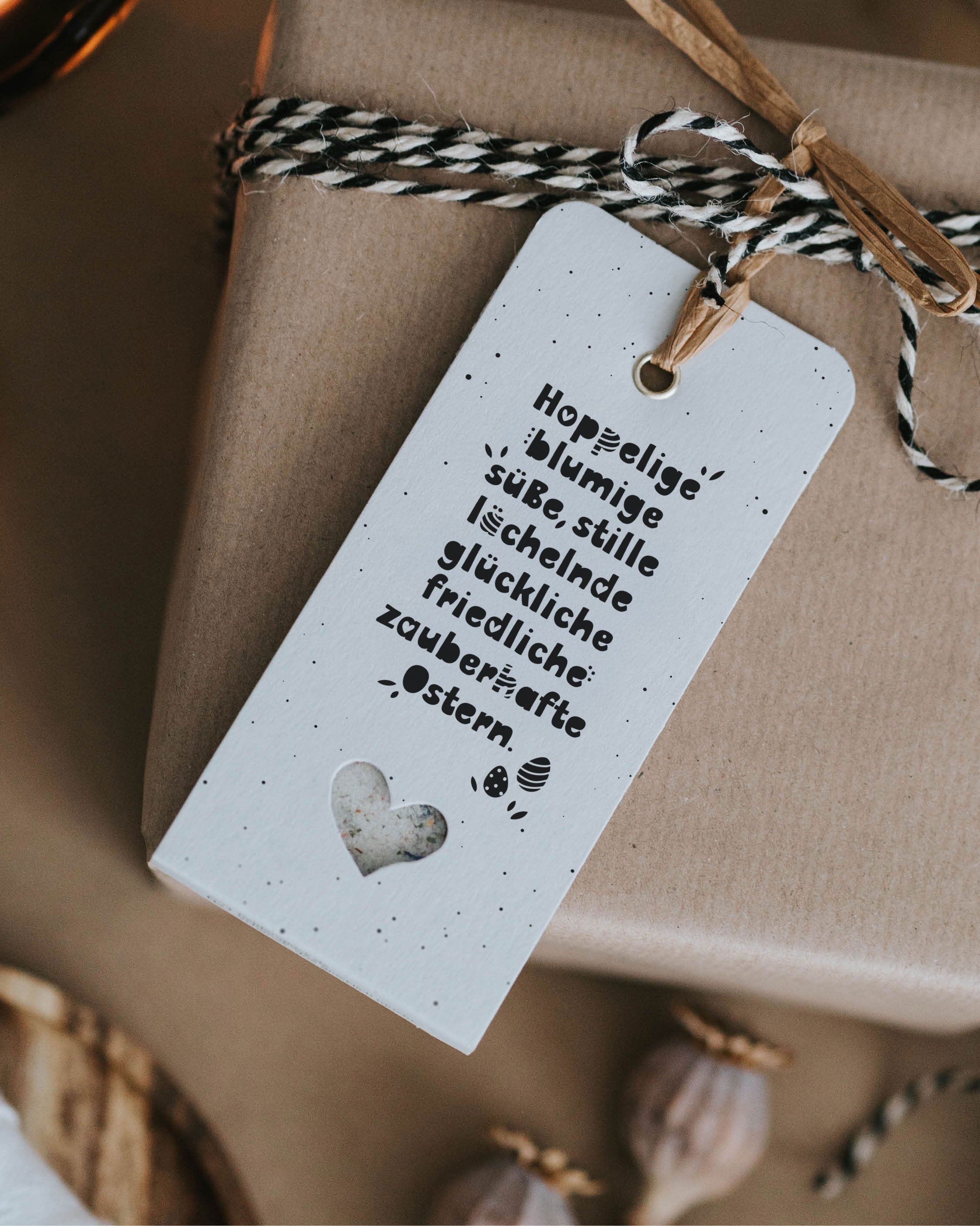 Geschenkanhänger mit Spruch „Hoppelige Ostern“ und aromatischem Blütensalz