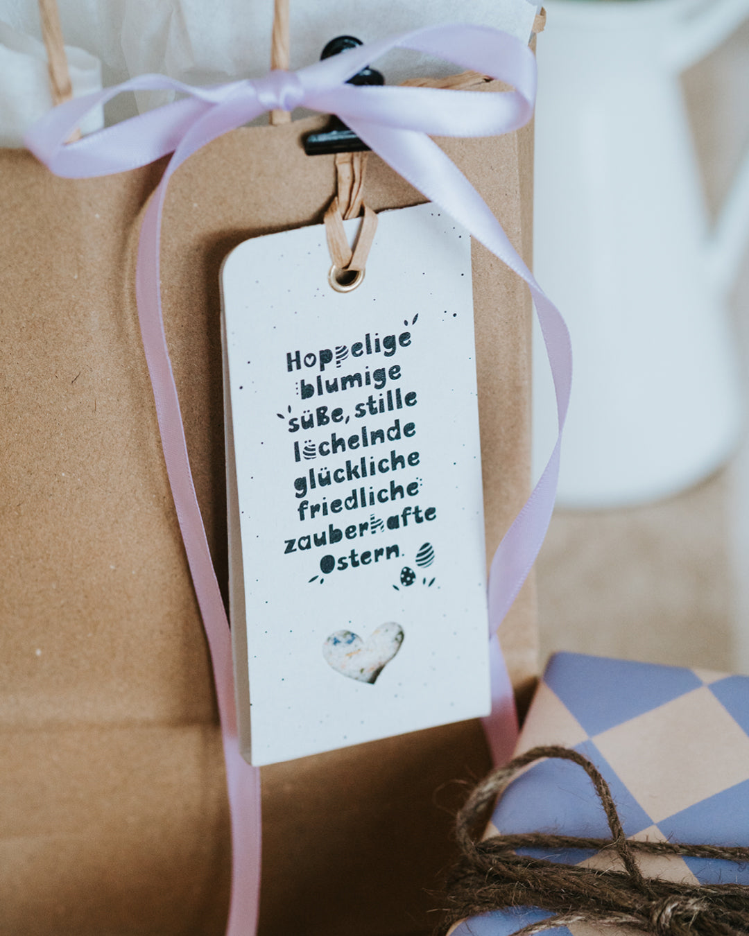 Handgemachter Geschenkanhänger zu Ostern mit Blütensalz und fröhlichem Text