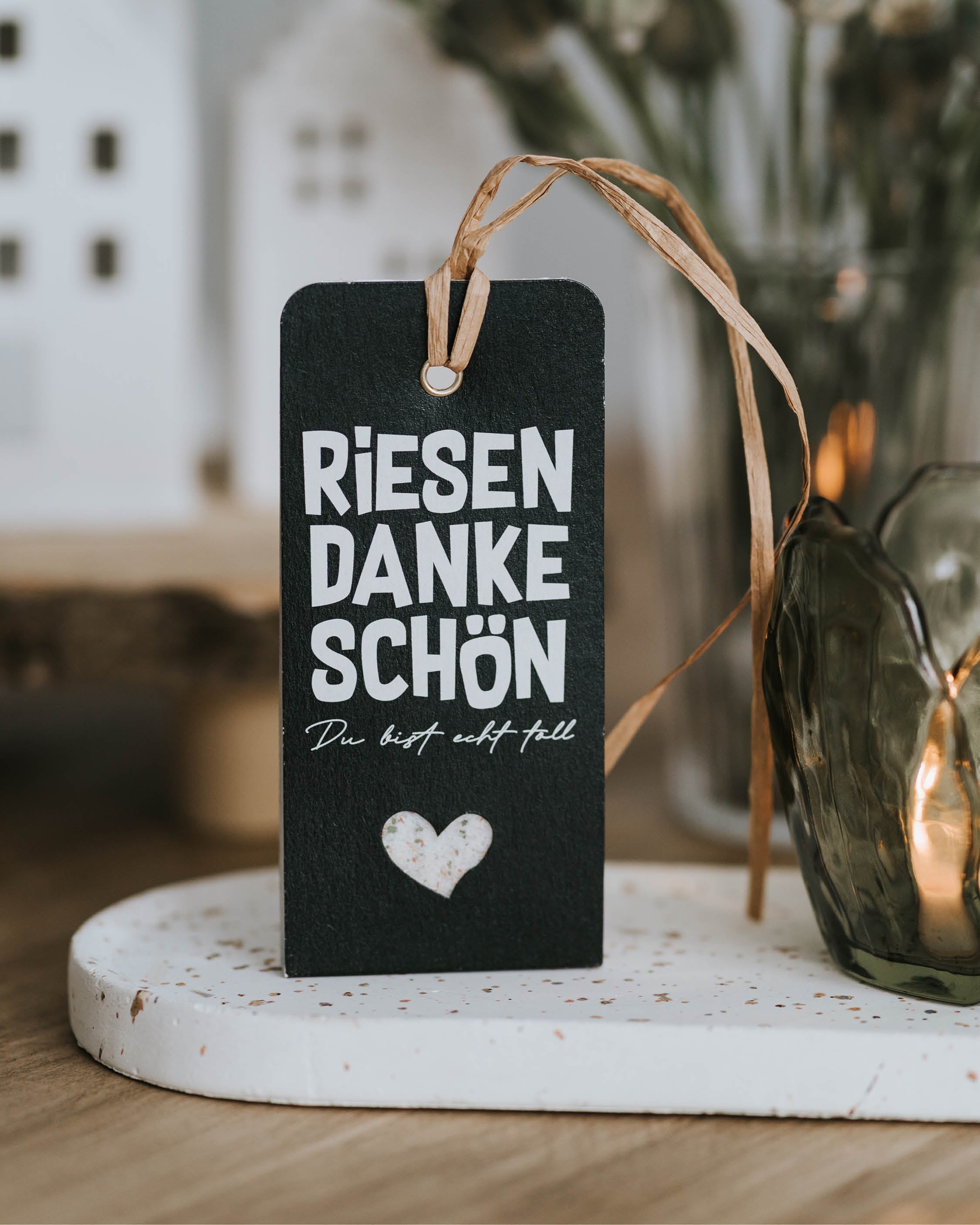 Schlichter Geschenkanhänger mit „Riesen Dankeschön“-Spruch im modernen Schwarz-Weiß-Design.