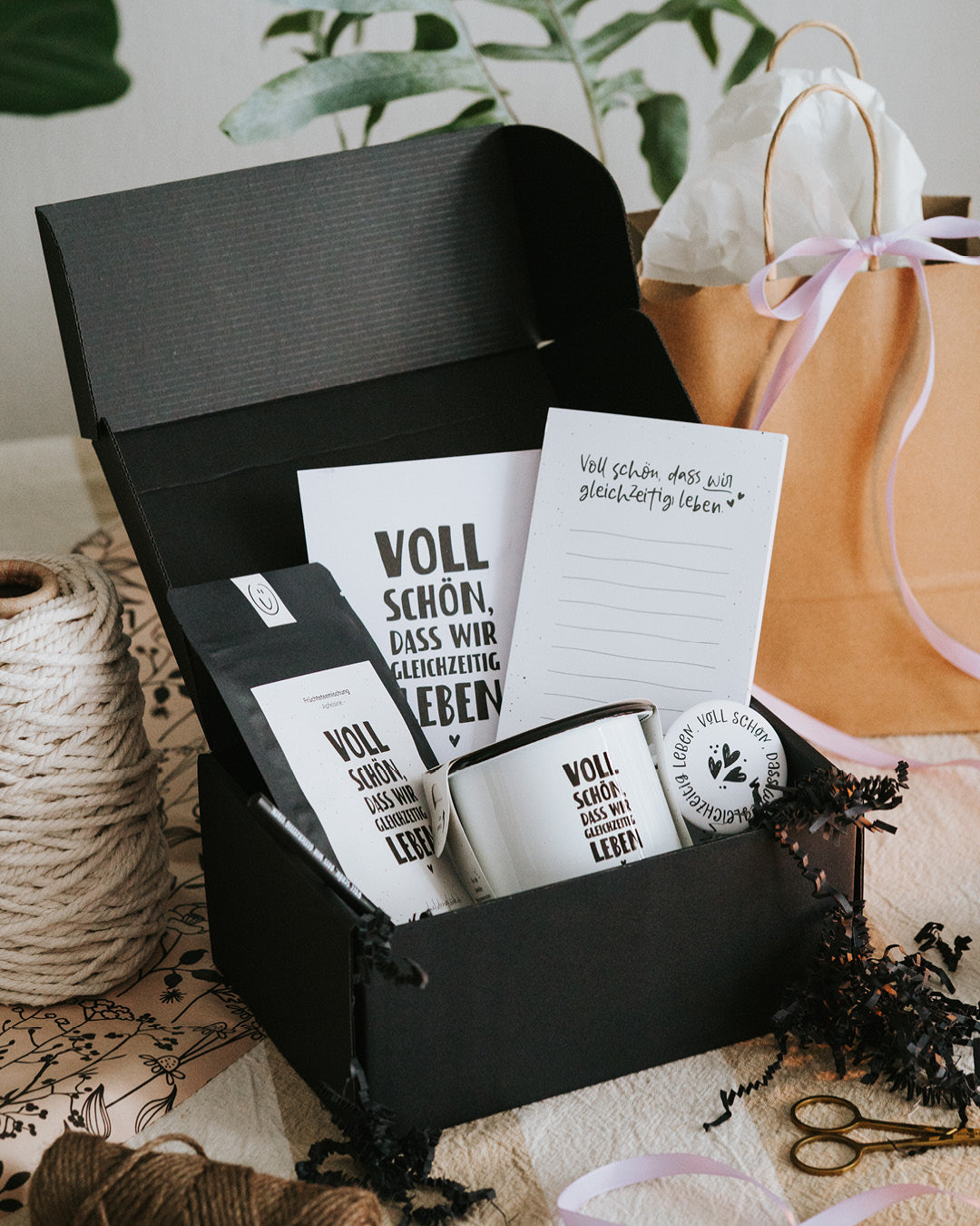 Geschenkbox „Voll schön, dass wir gleichzeitig leben“ als liebevolles Geschenk für die beste Freundin