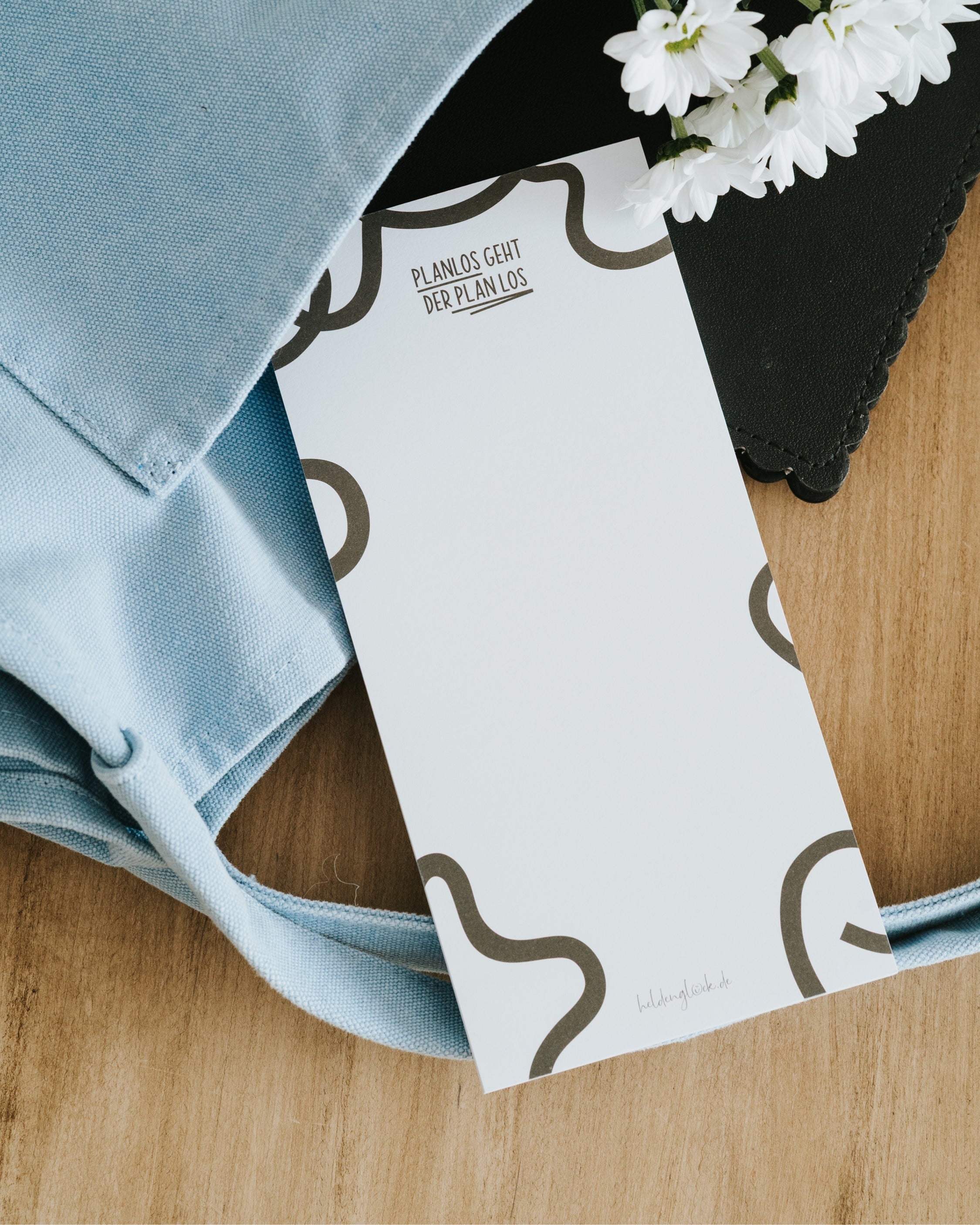 Eine stilvolle Geschenkidee für Frauen, die das charmante Chaos lieben und spontane Skizzen auf diesem länglichen Block festhalten möchten.