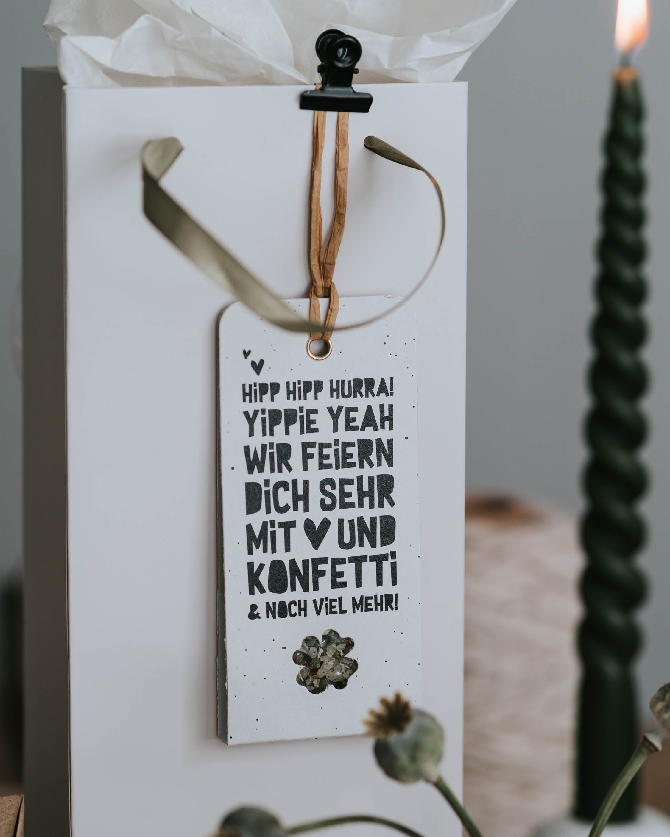 Dekorativer Anhänger mit aromatischem Kräutersalz und positiver Grußbotschaft – ideal zum Verschenken.