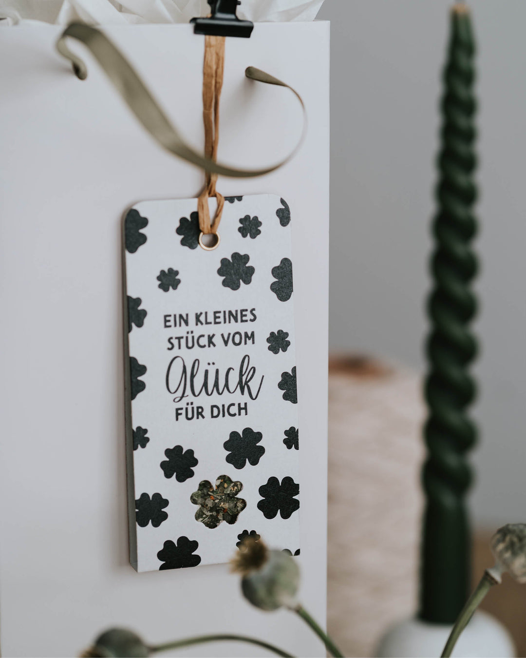Dekorativer Anhänger mit Gewürzsalz aus Kräutern und Blüten – nachhaltig und handgemacht.