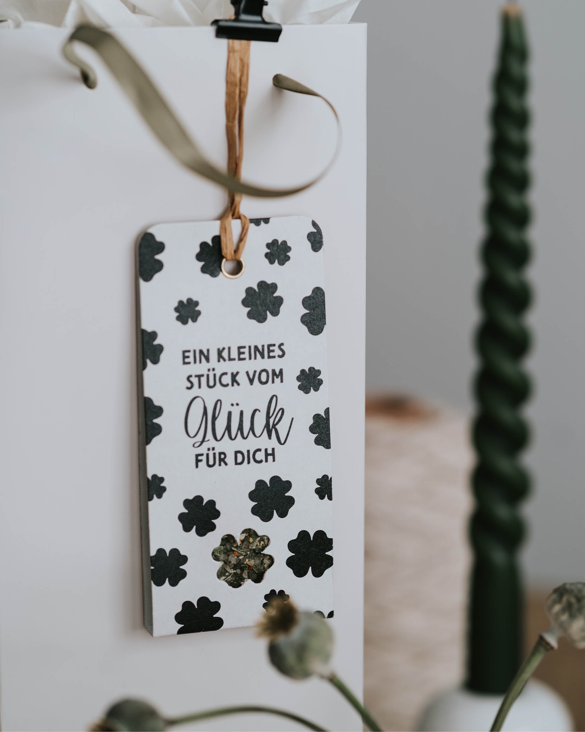 Dekorativer Anhänger mit Gewürzsalz aus Kräutern und Blüten – nachhaltig und handgemacht.