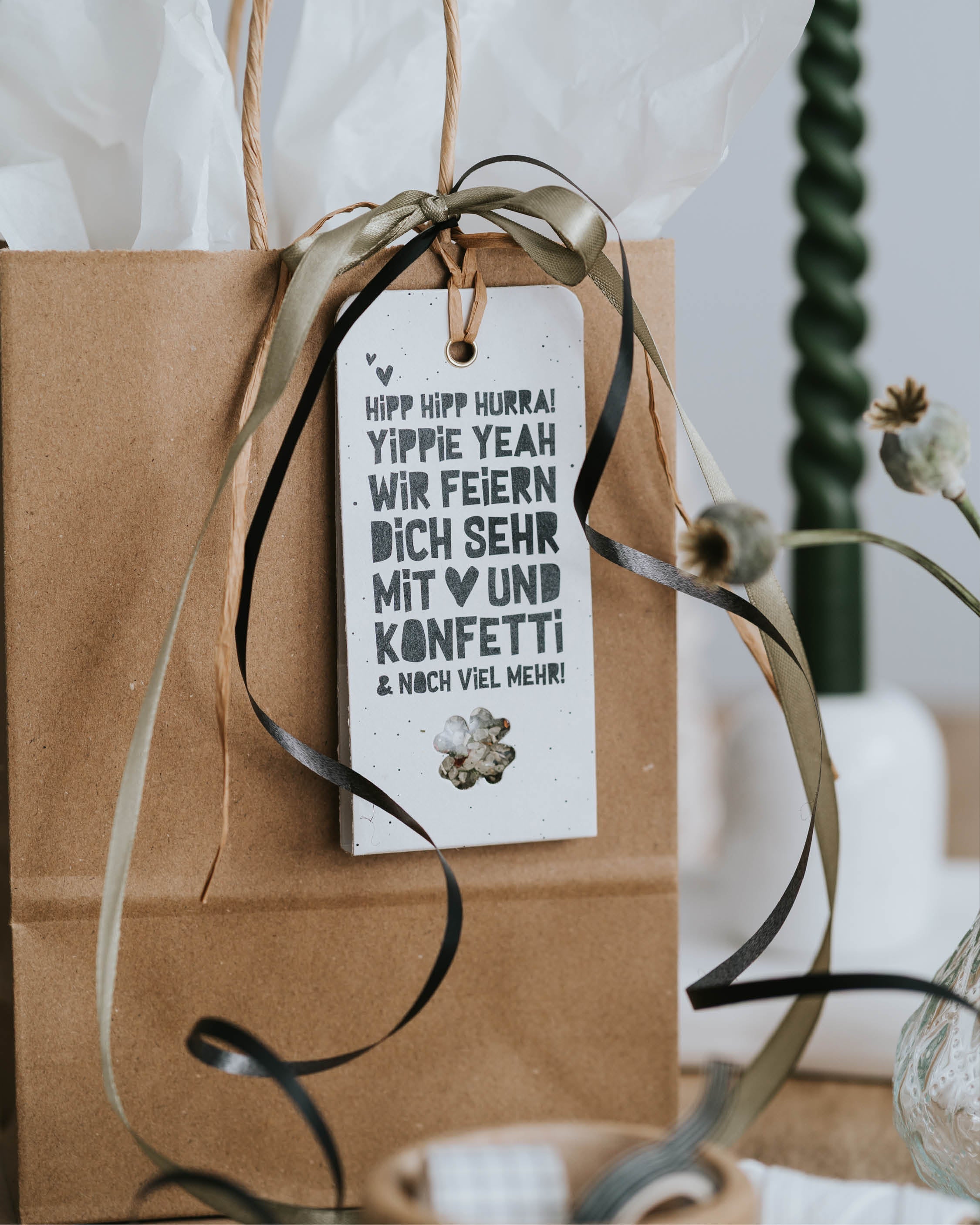 Geschenkidee für Geburtstag oder Jubiläum: bunte Salz-Gewürzmischung mit „Hipp Hurra“-Spruch.