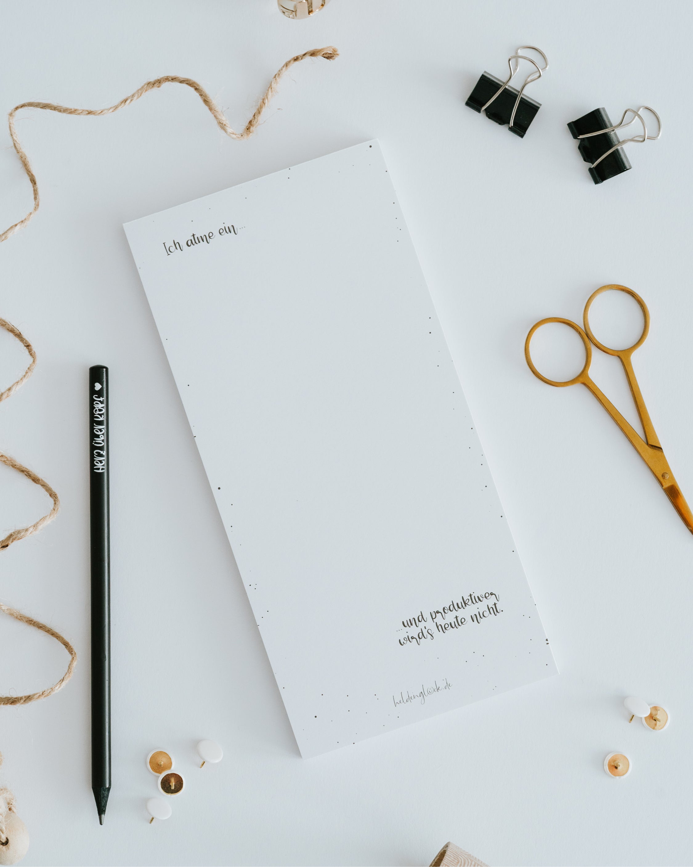 Unser Heldenglück Notizblock feiert unperfekte Arbeitstage und erinnert die Nutzerin daran, dass die Motivation auch mal Feierabend machen darf.