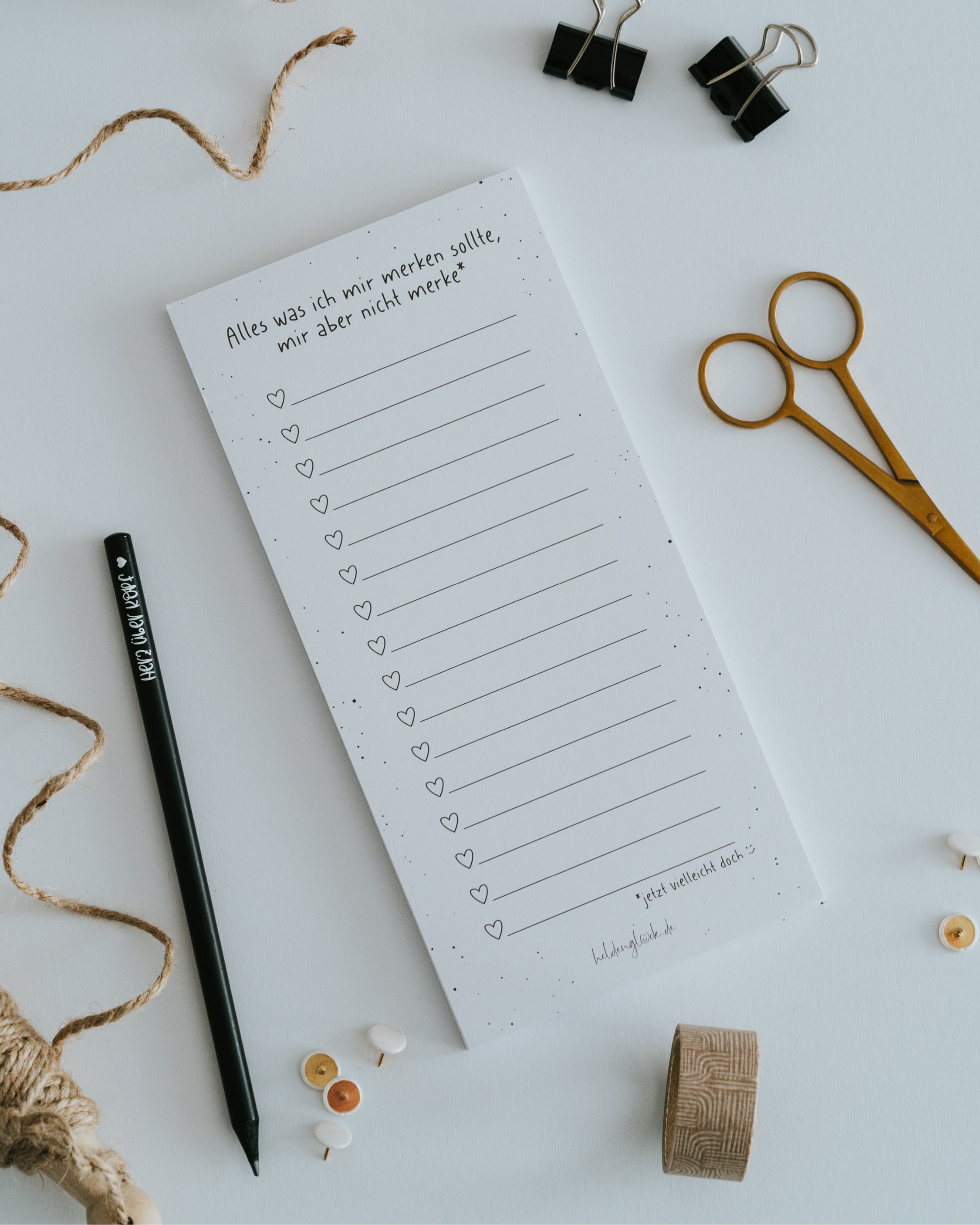 Der minimalistische Heldenglück Block hilft als praktische Gedankenstütze dabei, den Kopf frei zu bekommen und den Mental Load zu reduzieren.
