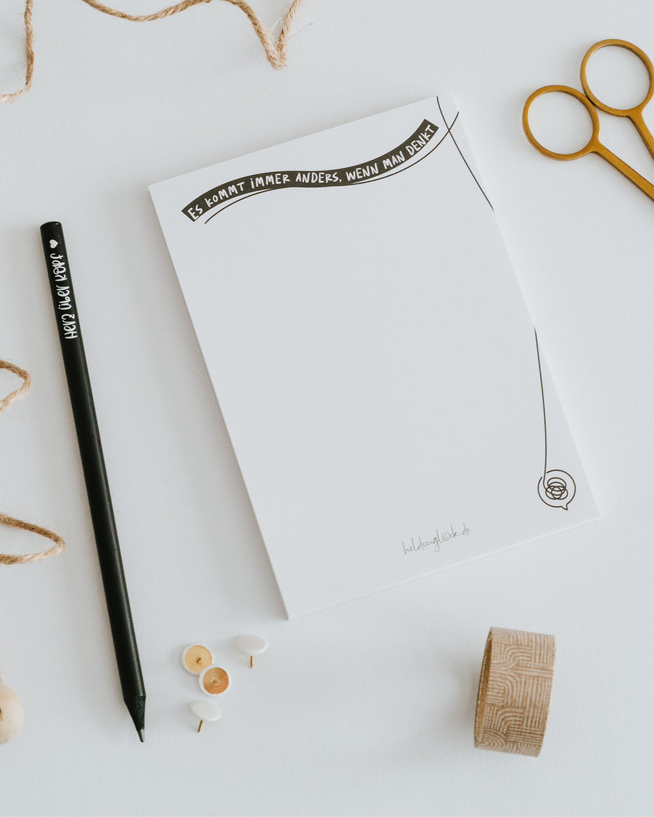 Der minimalistische Heldenglück Notizblock im kompakten Format erinnert liebevoll daran, dass Plan B oft der bessere ist.
