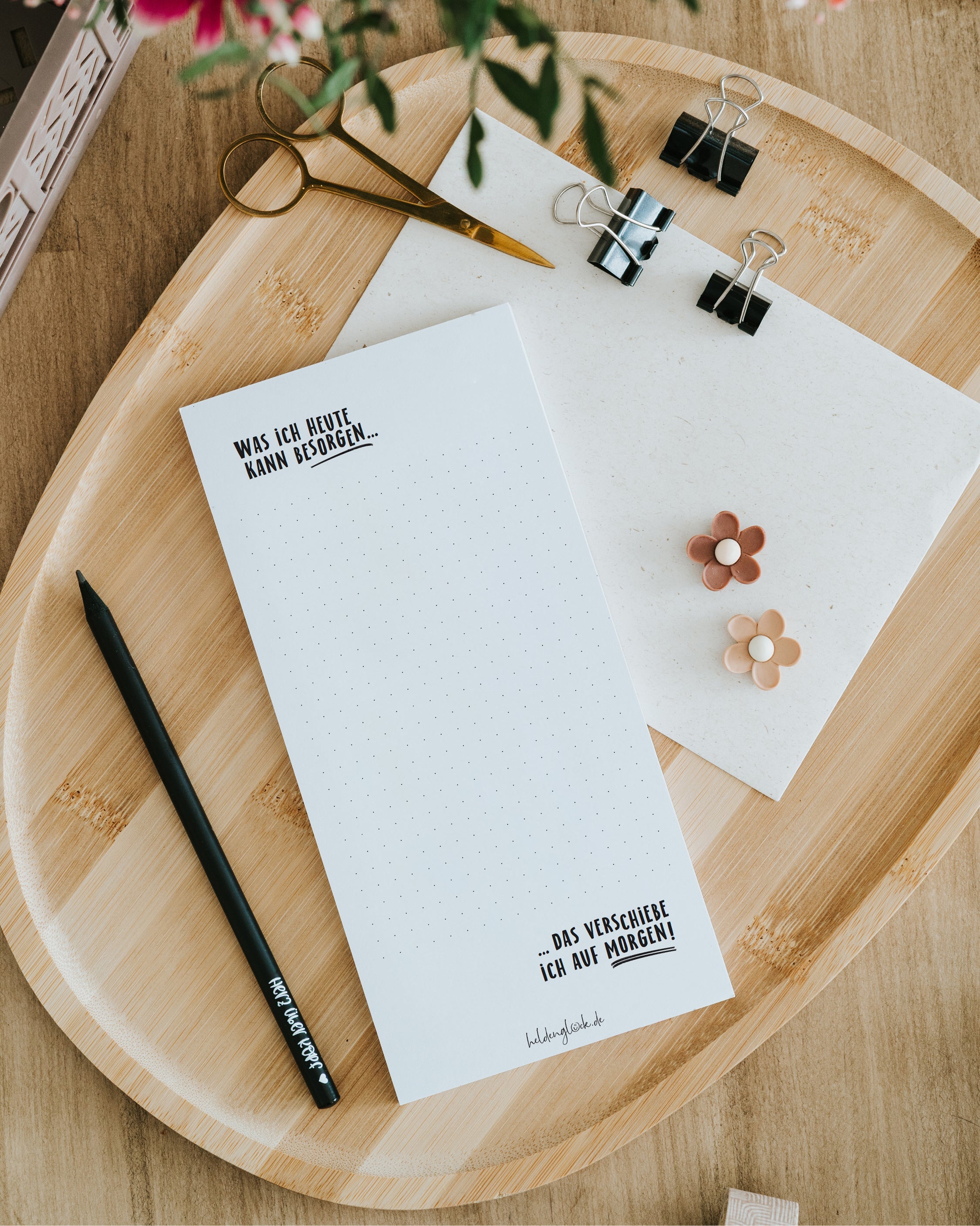 Dieser weiße Abreißblock mit schwarzer Schrift eignet sich ideal als humorvolles Geschenk für die Kollegin im stressigen Büroalltag.