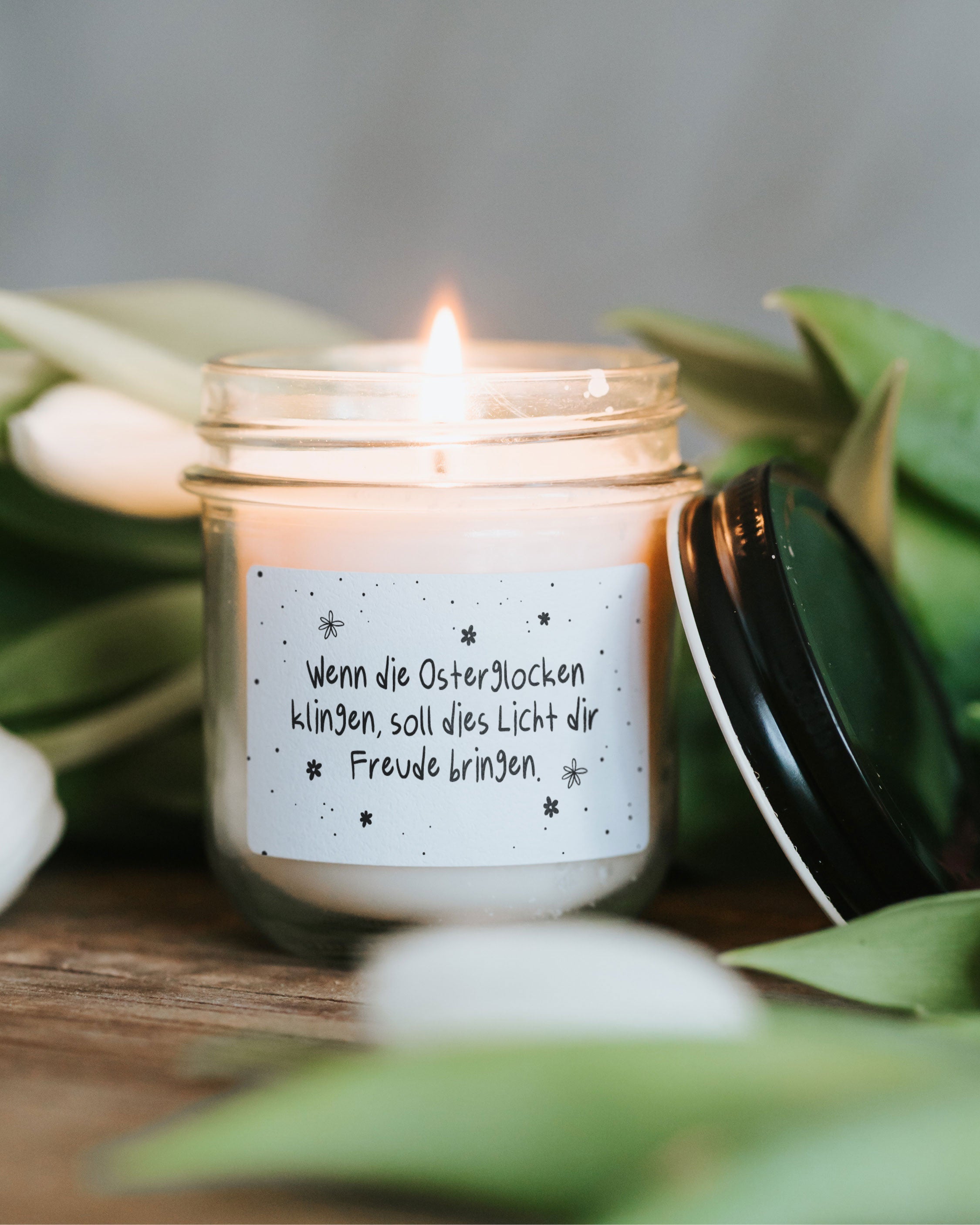 Handgegossene Osterkerze im Glas mit Spruch „Wenn die Osterglocken klingen, soll dies Licht dir Freude bringen“