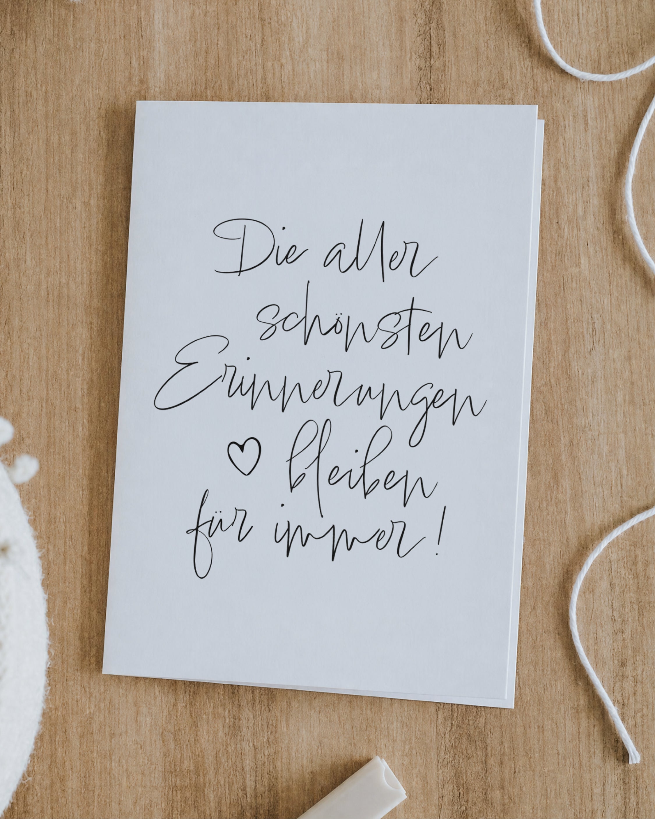 Klappkarte mit Spruch „Die allerschönsten Erinnerungen bleiben für immer!“ in Schwarz-Weiß