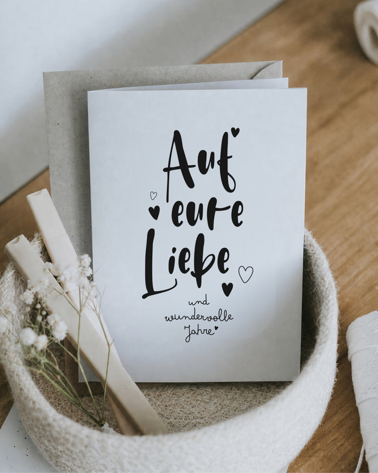 Klappkarte zur Hochzeit mit Spruch „Auf eure Liebe und wundervolle Jahre“ in Schwarz-Weiß