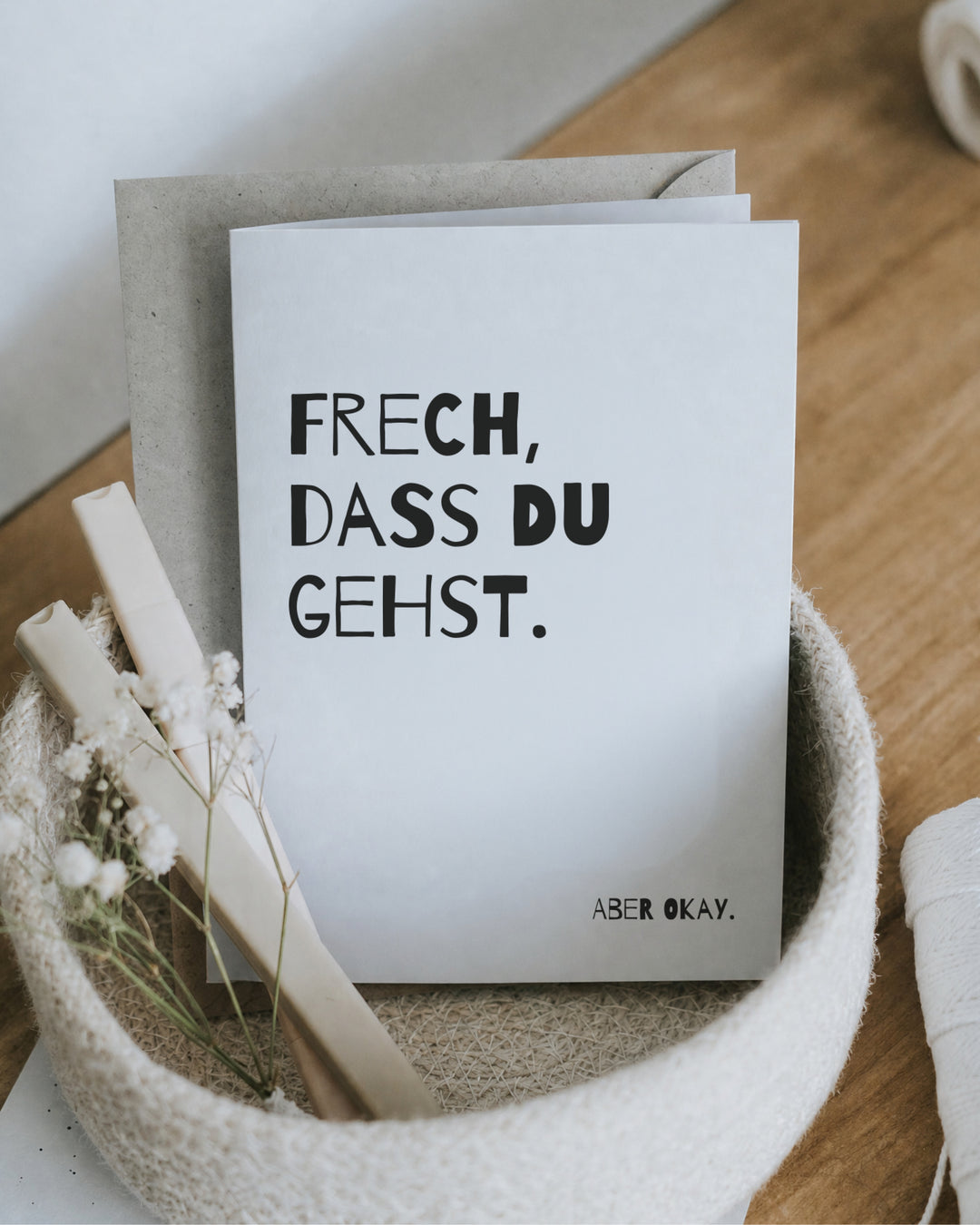 Abschiedskarte mit Spruch „Frech, dass du gehst. Aber okay.“ in Schwarz-Weiß
