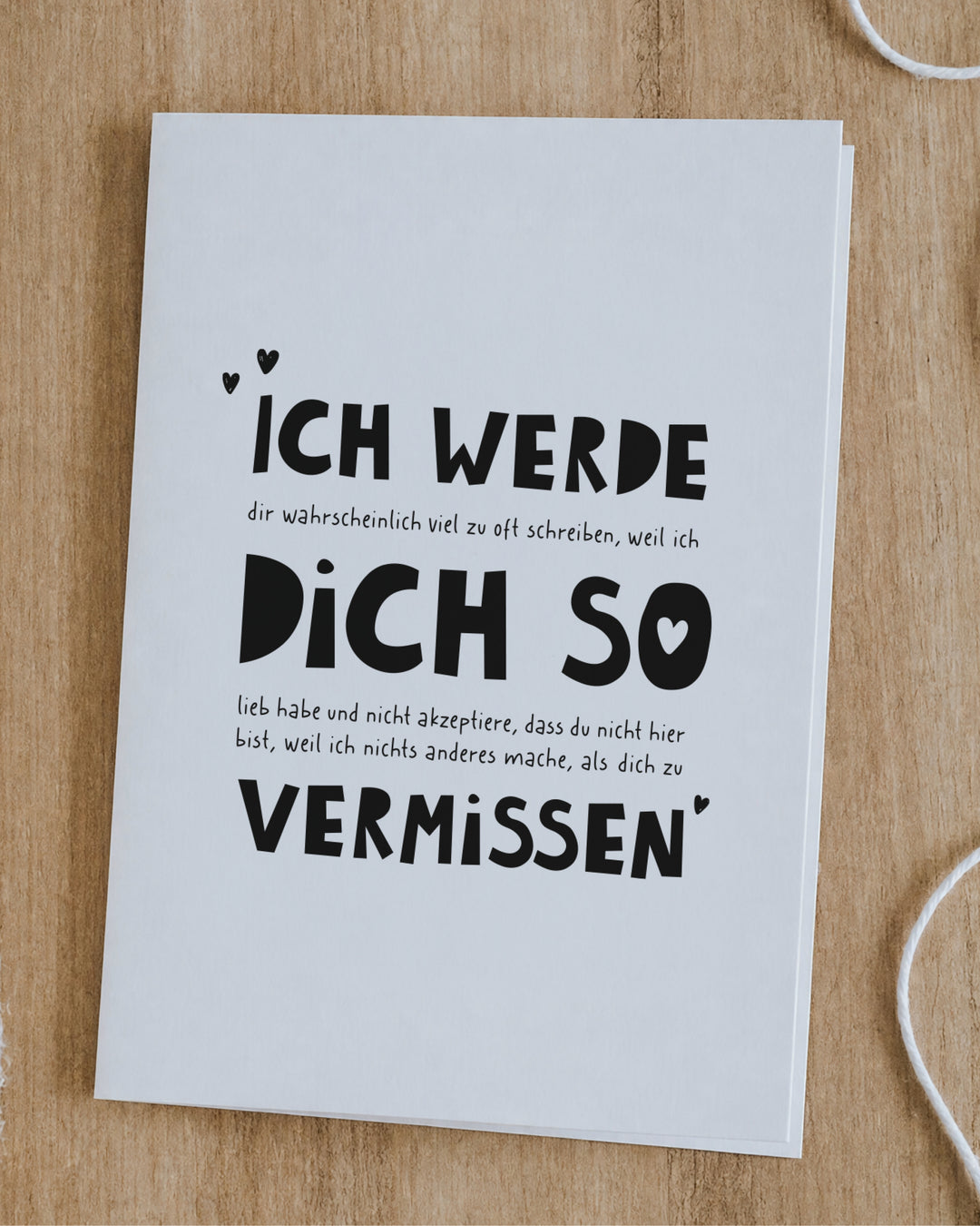 Abschiedskarte mit groß gesetztem Spruch „Ich werde dich so vermissen“ in Schwarz-Weiß