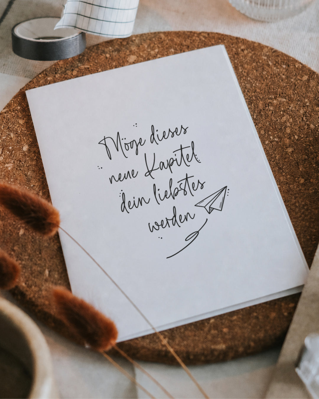 Klappkarte mit Spruch „Möge dieses neue Kapitel dein liebstes werden“ in Schwarz-Weiß