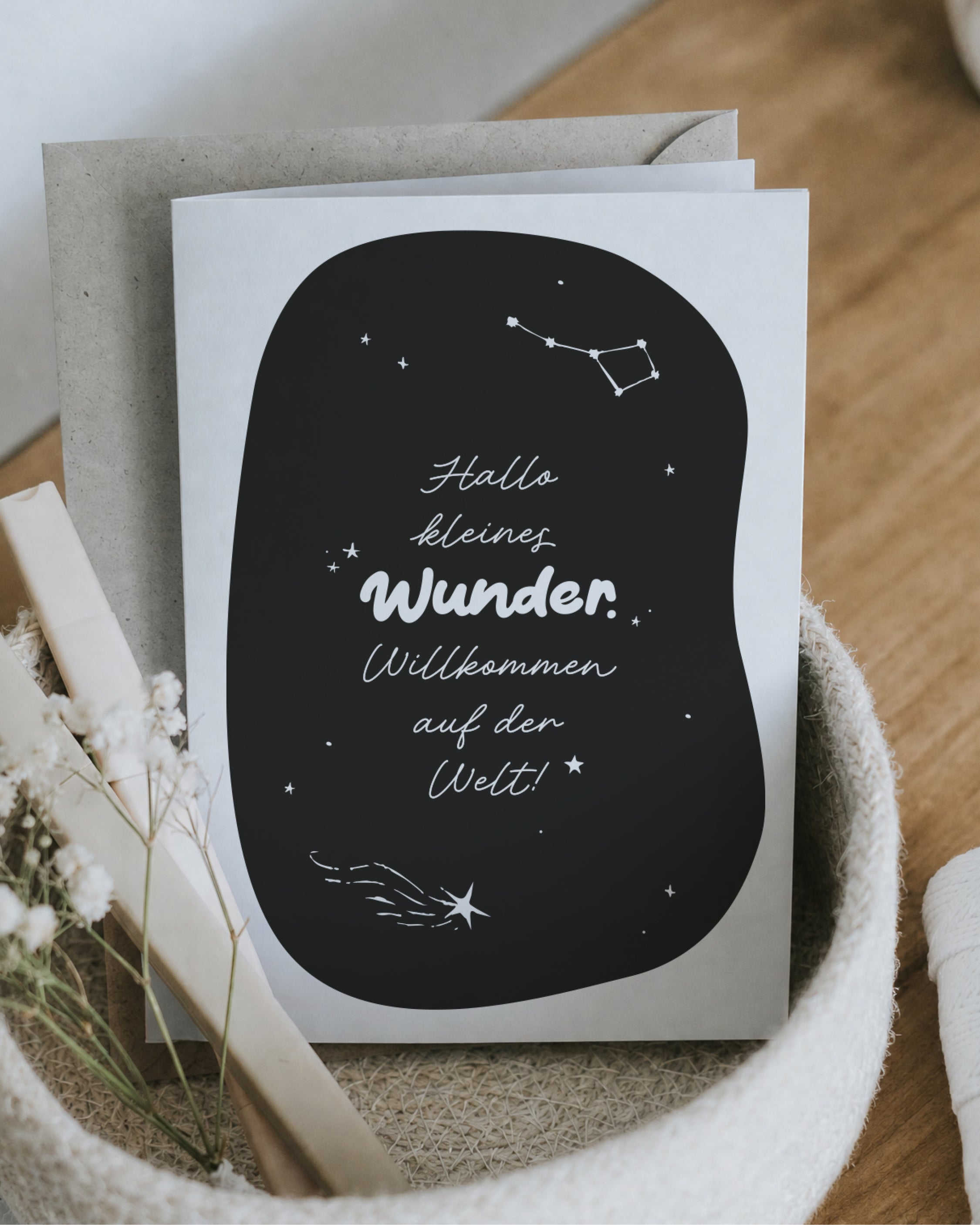Karte zur Geburt „Hallo kleines Wunder.“ mit Sternen – Produktansicht, 125 × 176 mm