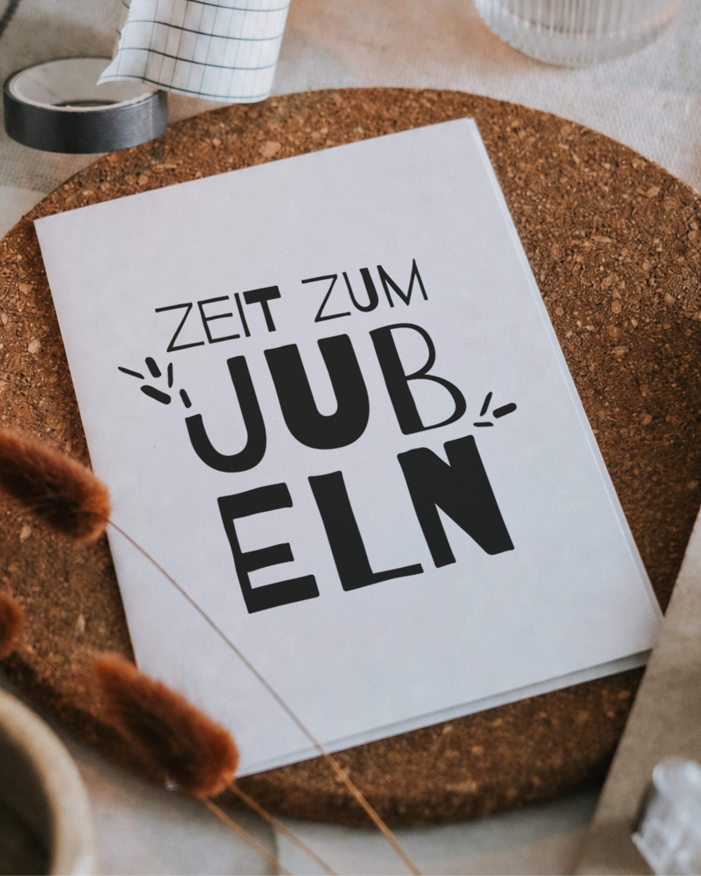 Glückwunschkarte mit Spruch „Zeit zum Jubeln“ in Schwarz-Weiß von Heldenglück