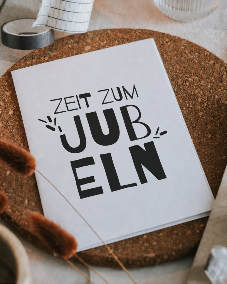 Glückwunschkarte mit Spruch „Zeit zum Jubeln“ in Schwarz-Weiß von Heldenglück