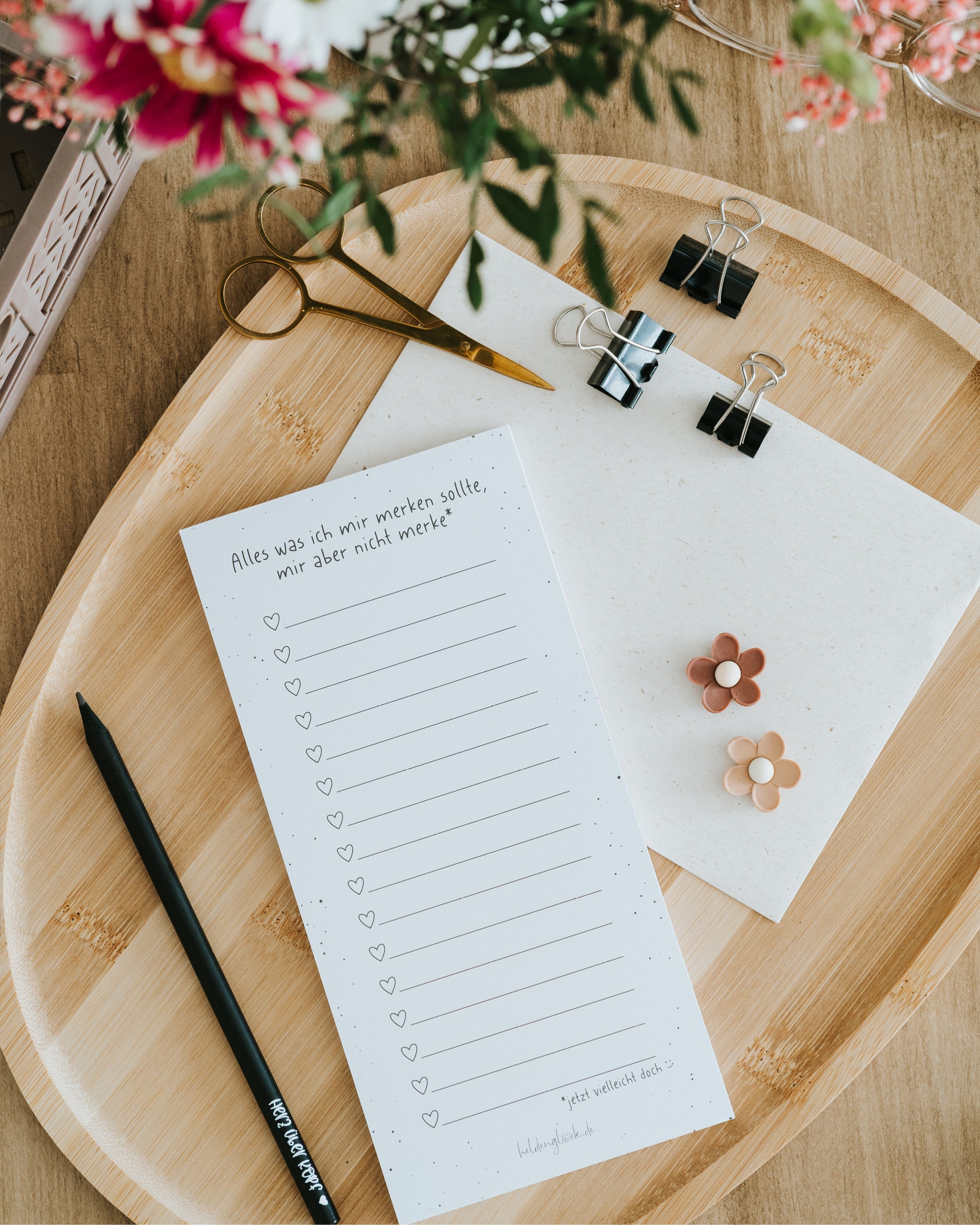 Dieser Schreibblock ist eine kleine Aufmerksamkeit für Frauen, die mit seiner witzigen Fußnote schon beim Notieren zum Schmunzeln anregt.