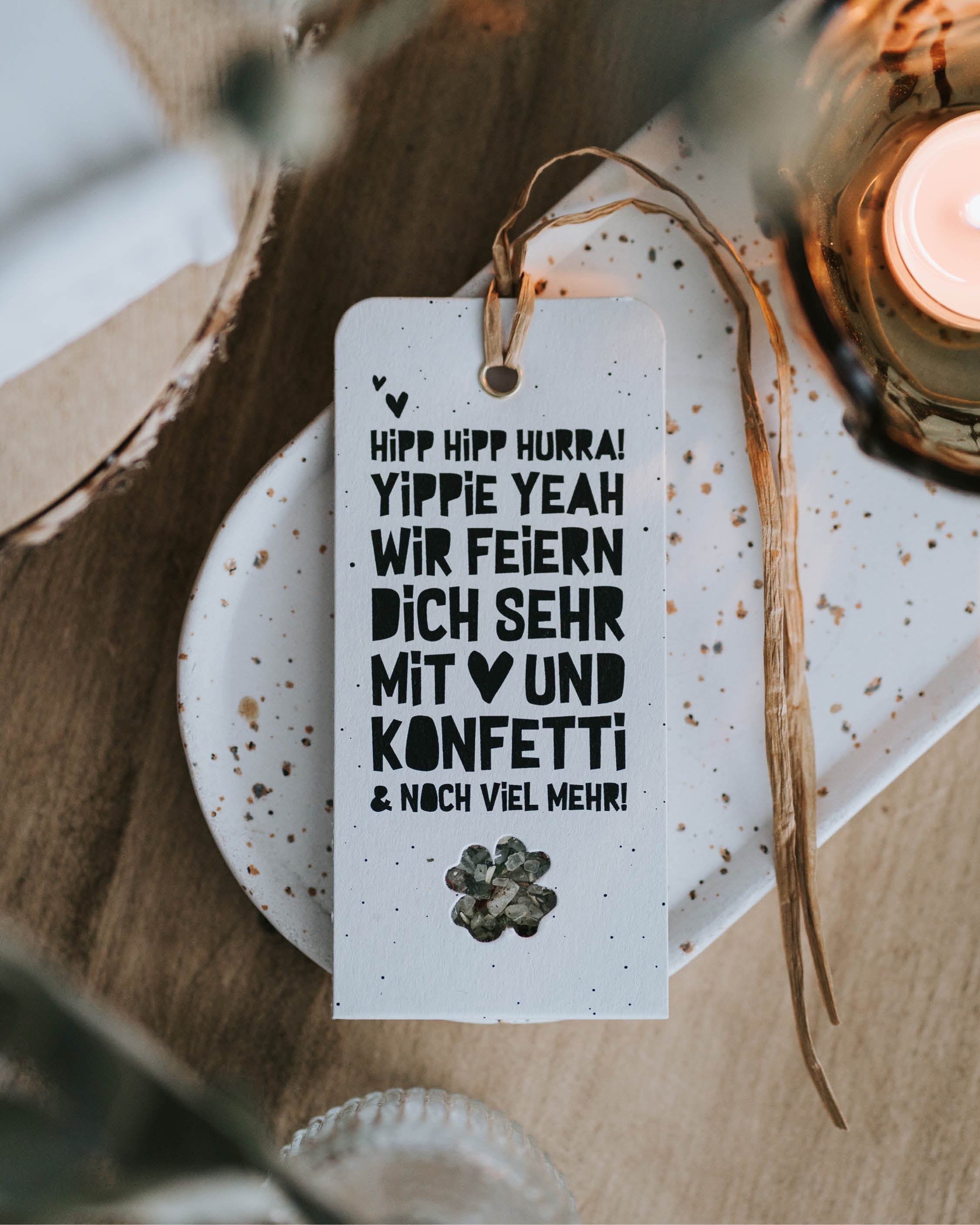 Kleines Geschenk zum Geburtstag: Salzanhänger mit positiver Botschaft – „Hipp Hurra“.