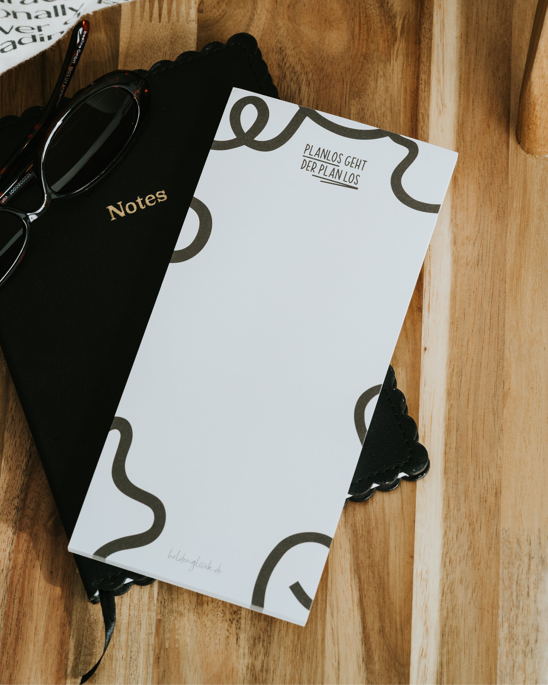 Ein kleines Geschenk für Frauen, das als sympathischer Mutmacher auf dem Schreibtisch liegt und haptisch durch dickes Premium-Papier überzeugt.