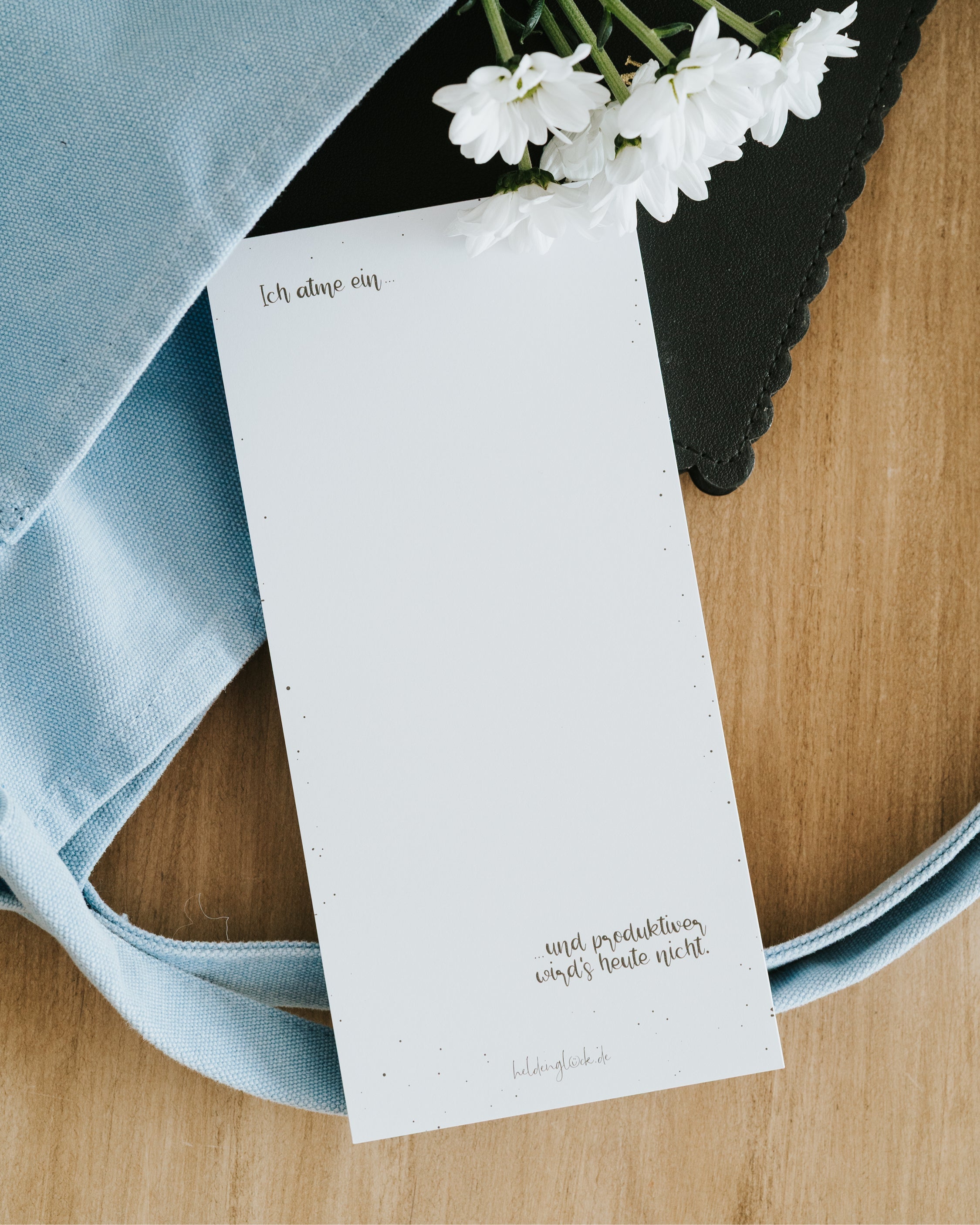 Ein kleines Geschenk für Frauen, das mit seinem ehrlichen Spruch den Leistungsdruck im Büro ganz sympathisch unterbricht.