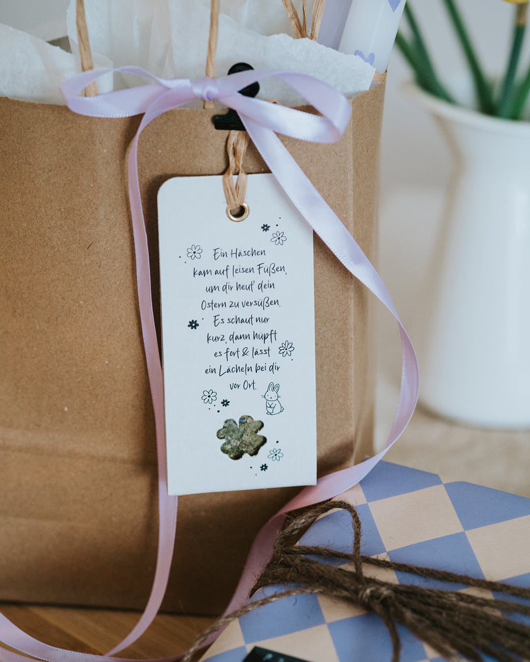 Kleines Ostergeschenk mit poetischem Geschenkanhänger und feiner Salzmischung