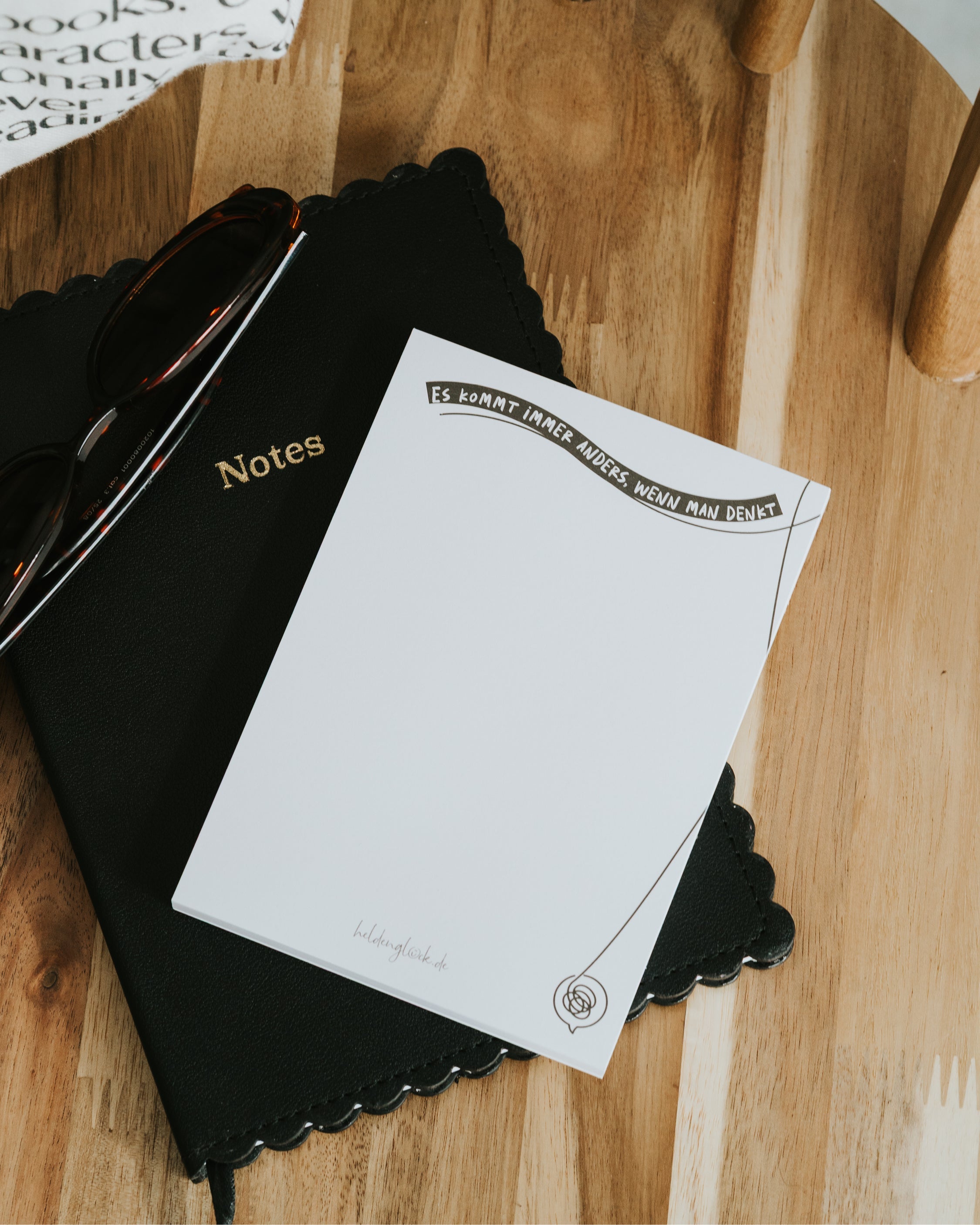 Ein lustiges Geschenk für Frauen in Form eines Notizblocks, der Flexibilität zelebriert und den Arbeitsplatz stilvoll aufwertet.