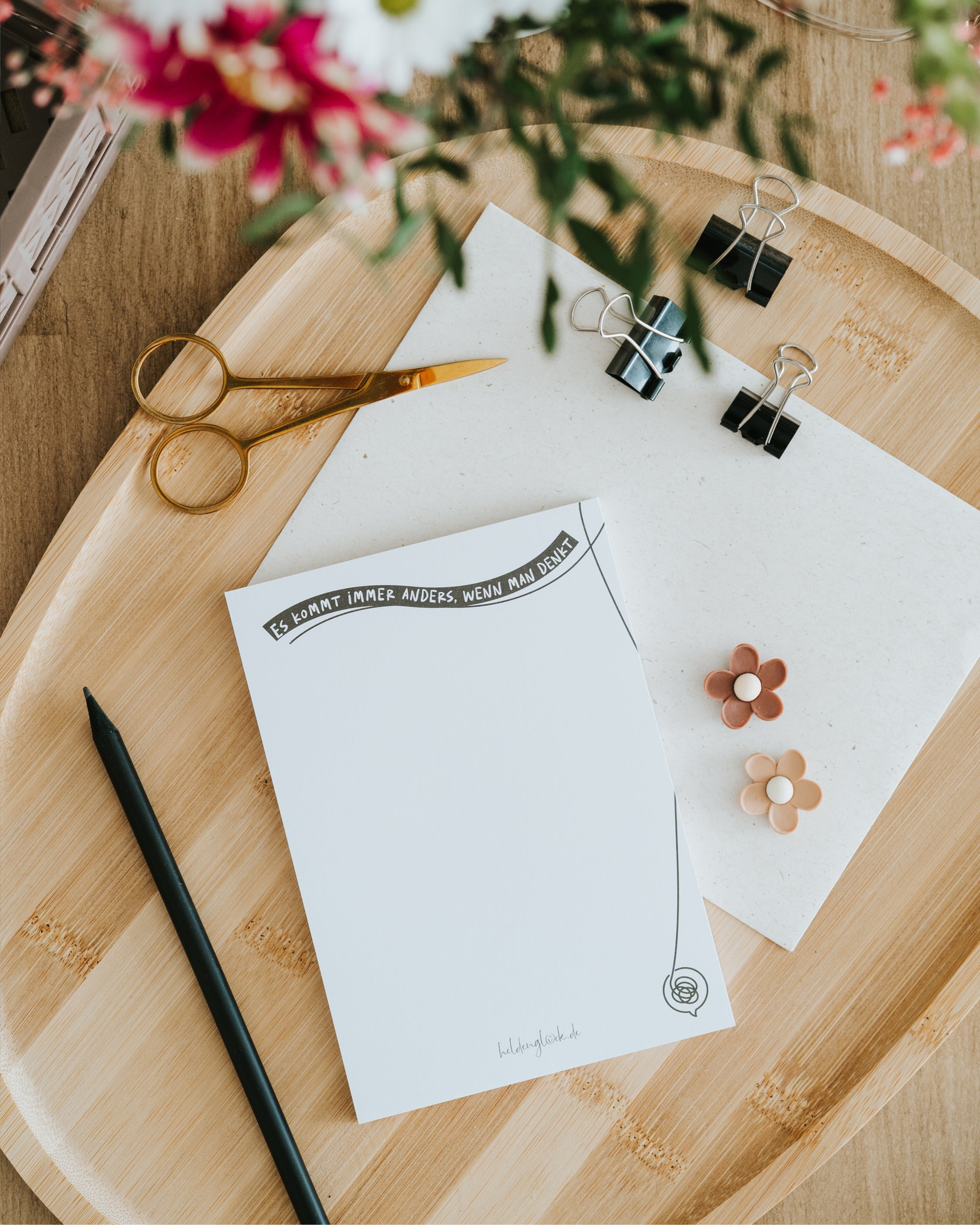 Dieser hochwertige Schreibblock ist ein entspanntes Mitbringsel für Frauen, das dem alltäglichen Chaos auf dem Schreibtisch mit einem Augenzwinkern begegnet.
