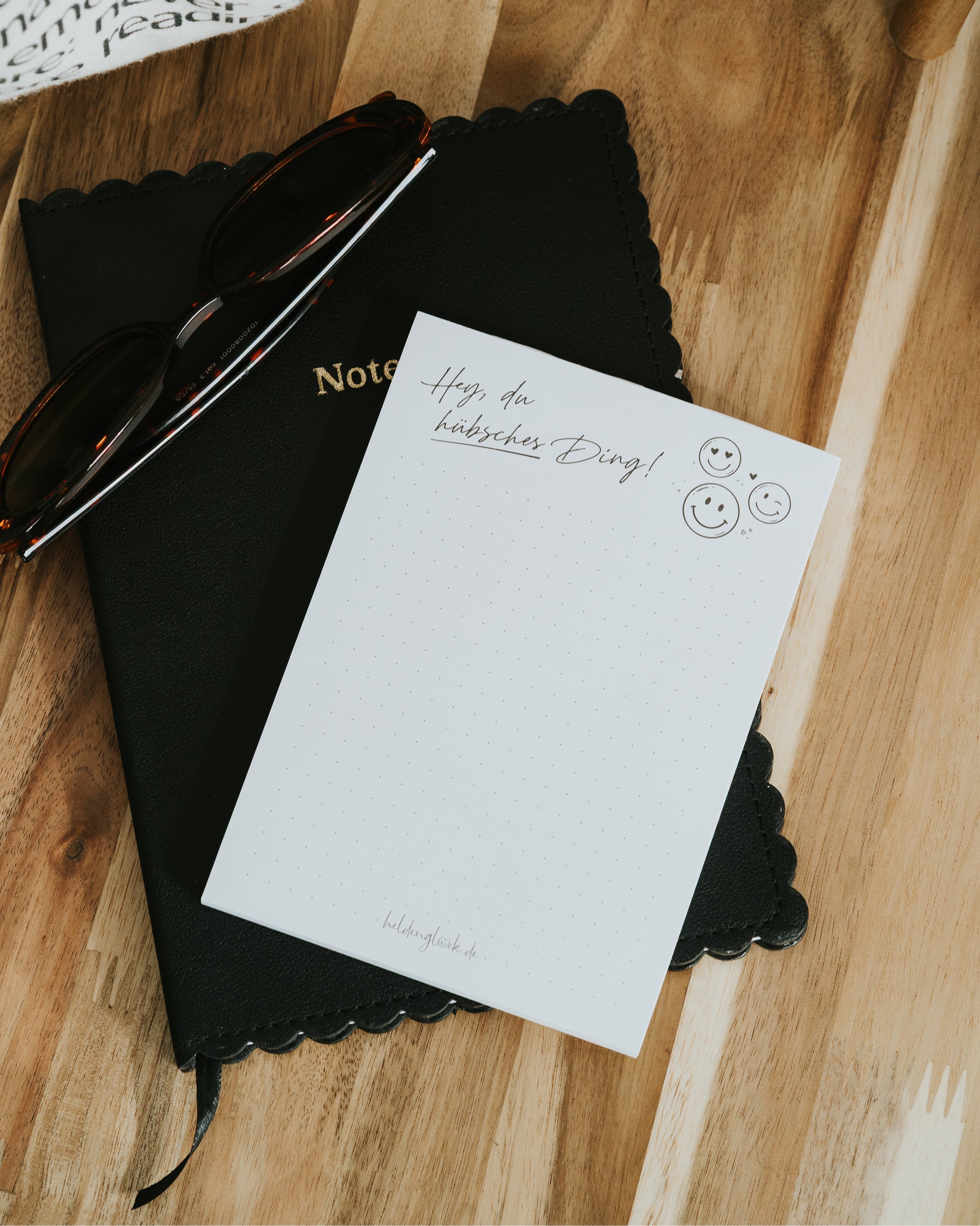 Als stilvolles Mitbringsel für die Kollegin verschönert dieser A6 Block jeden Arbeitsplatz ganz ohne Kitsch.