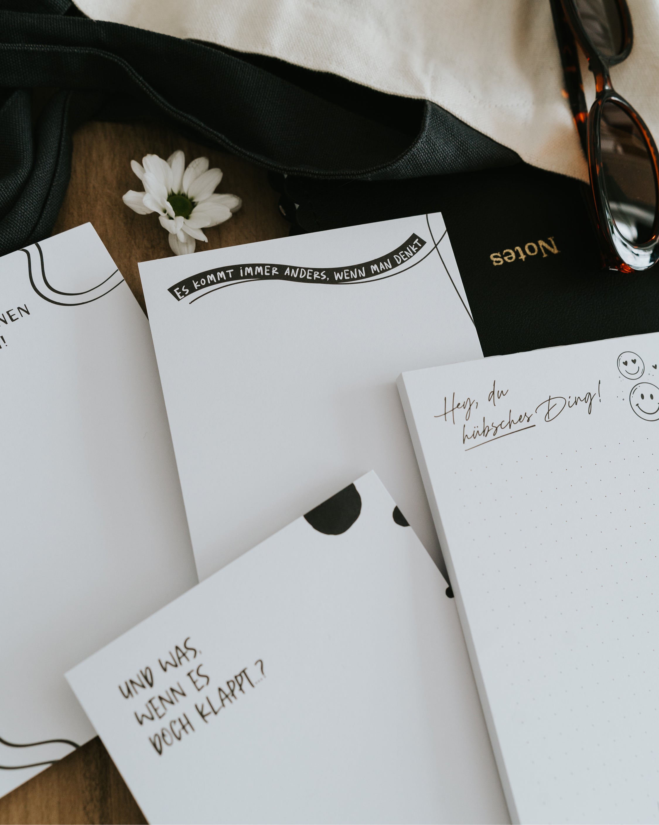 Unser lokal in Deutschland gefertigter Notizblock ist ein nachhaltiges Geschenk, das an stressigen Tagen für mehr Leichtigkeit sorgt.