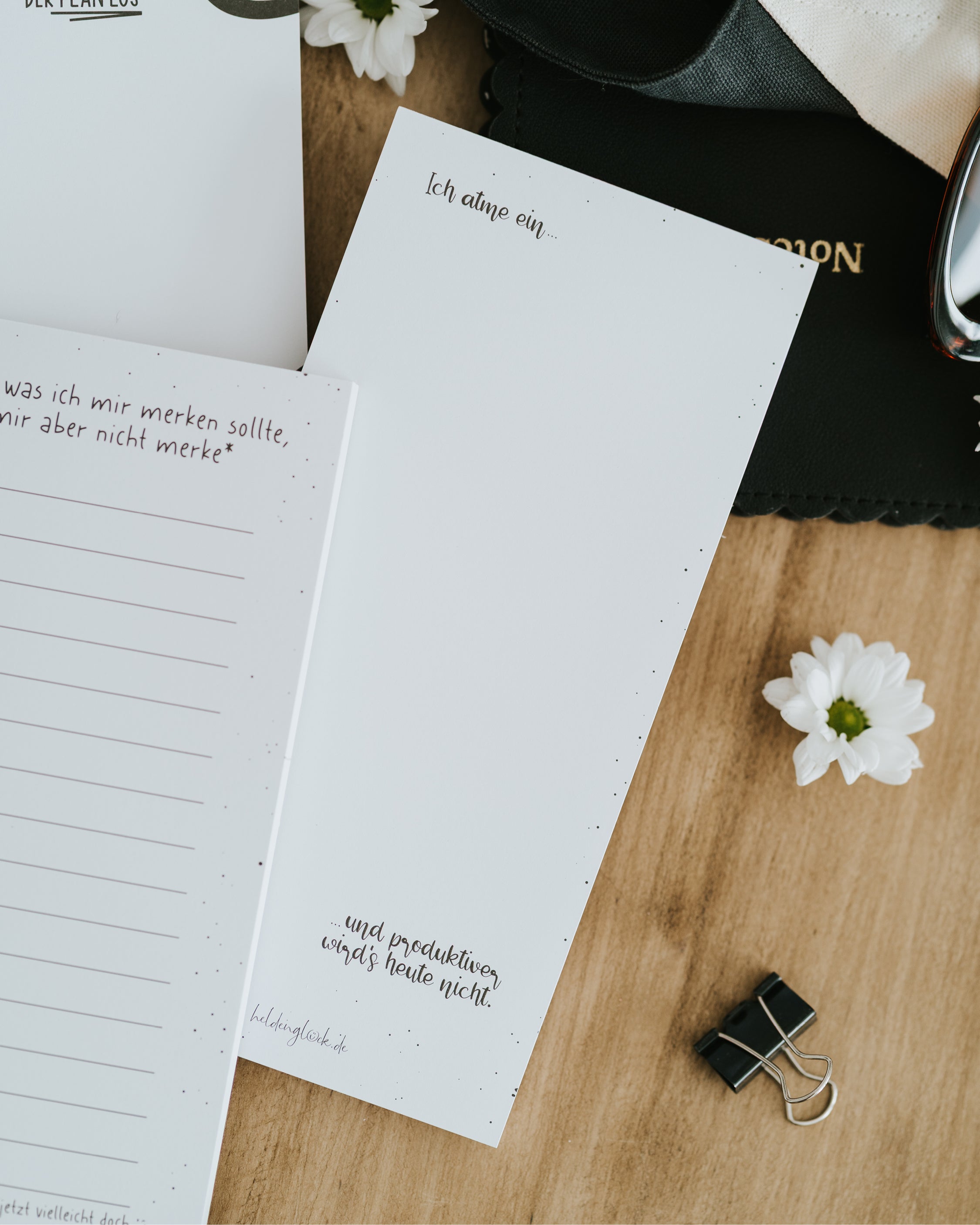 Als nachhaltige Geschenkidee bietet dieser lokal gefertigte Block genug Platz für Notizen und nimmt gleichzeitig bewusst das Tempo aus dem Tag.