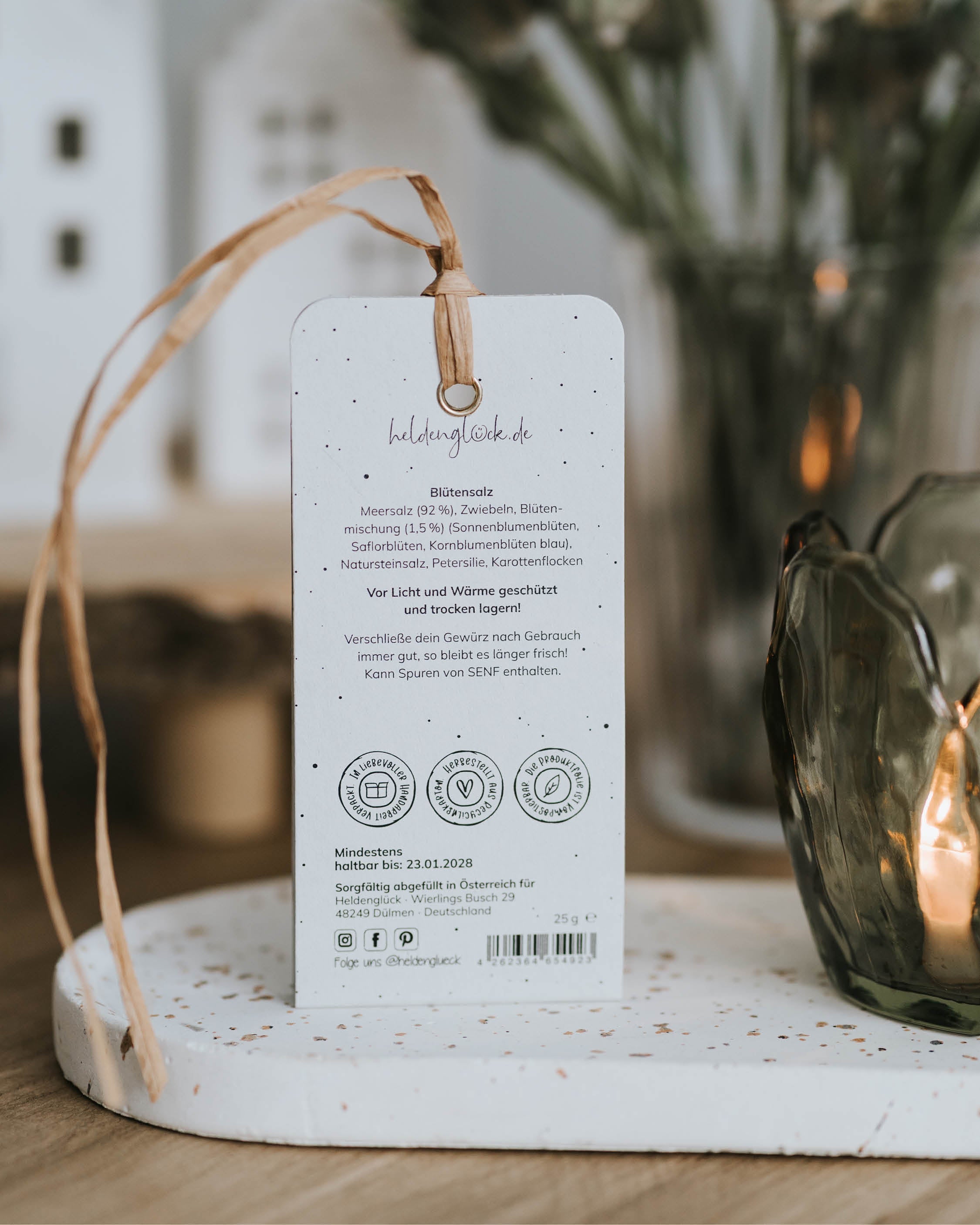 Nachhaltig produzierter Geschenkanhänger mit Gewürzfüllung – geschmackvoll und umweltfreundlich.