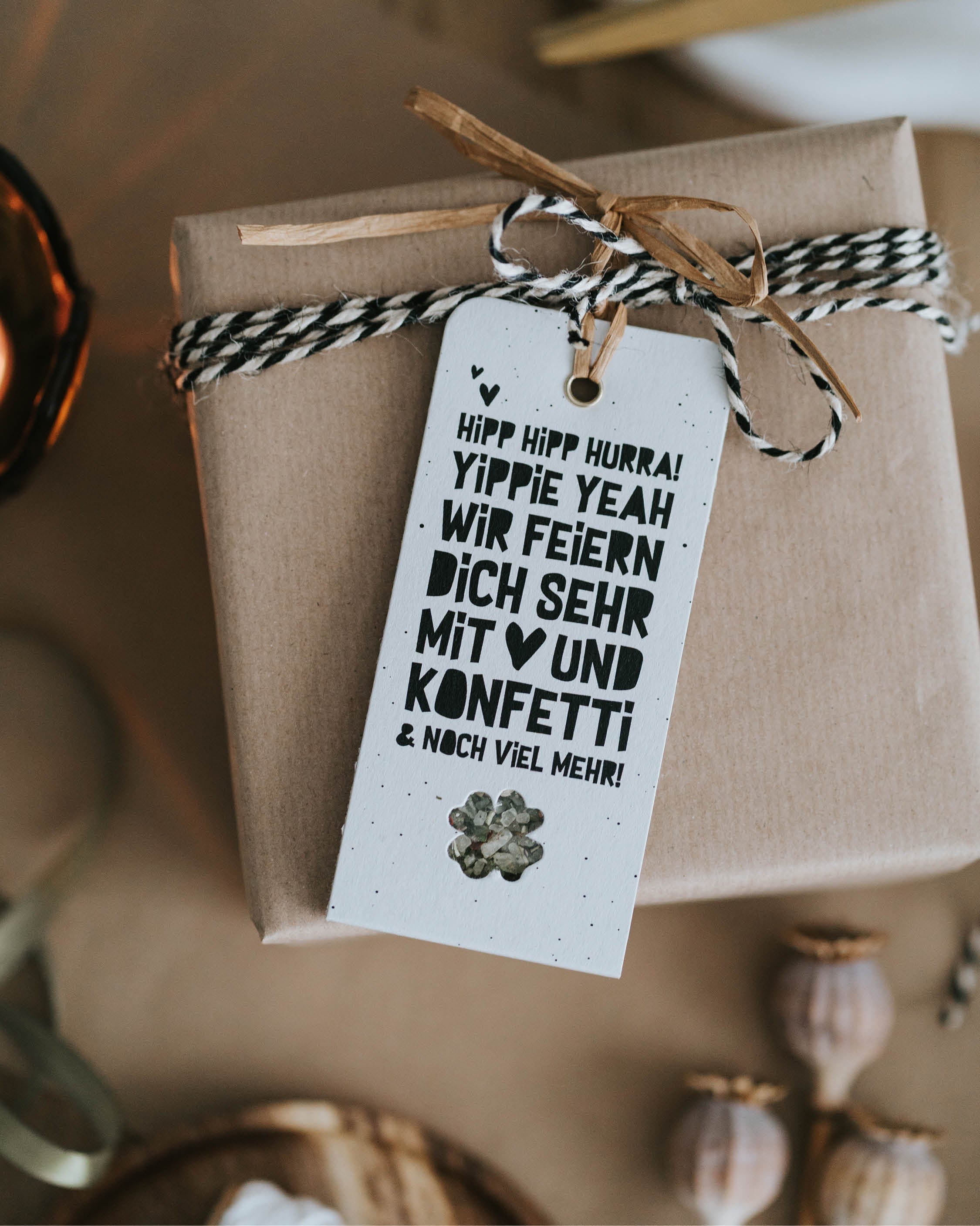 Nachhaltig produzierter Geschenkanhänger mit fröhlichem Design und handgemachtem Gewürz.
