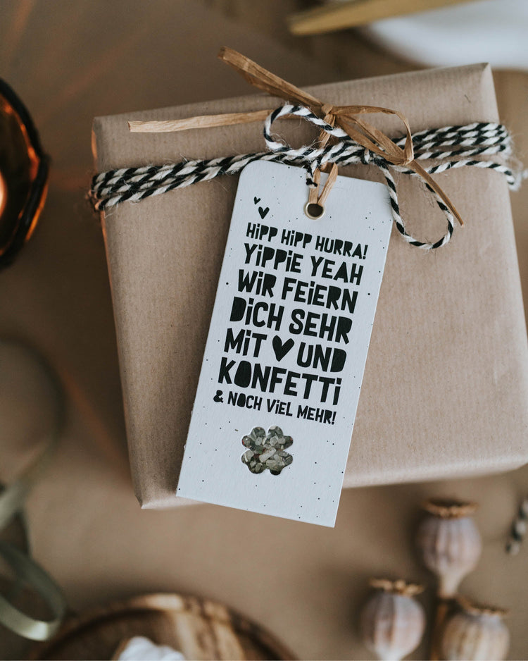 Nachhaltig produzierter Geschenkanhänger mit fröhlichem Design und handgemachtem Gewürz.