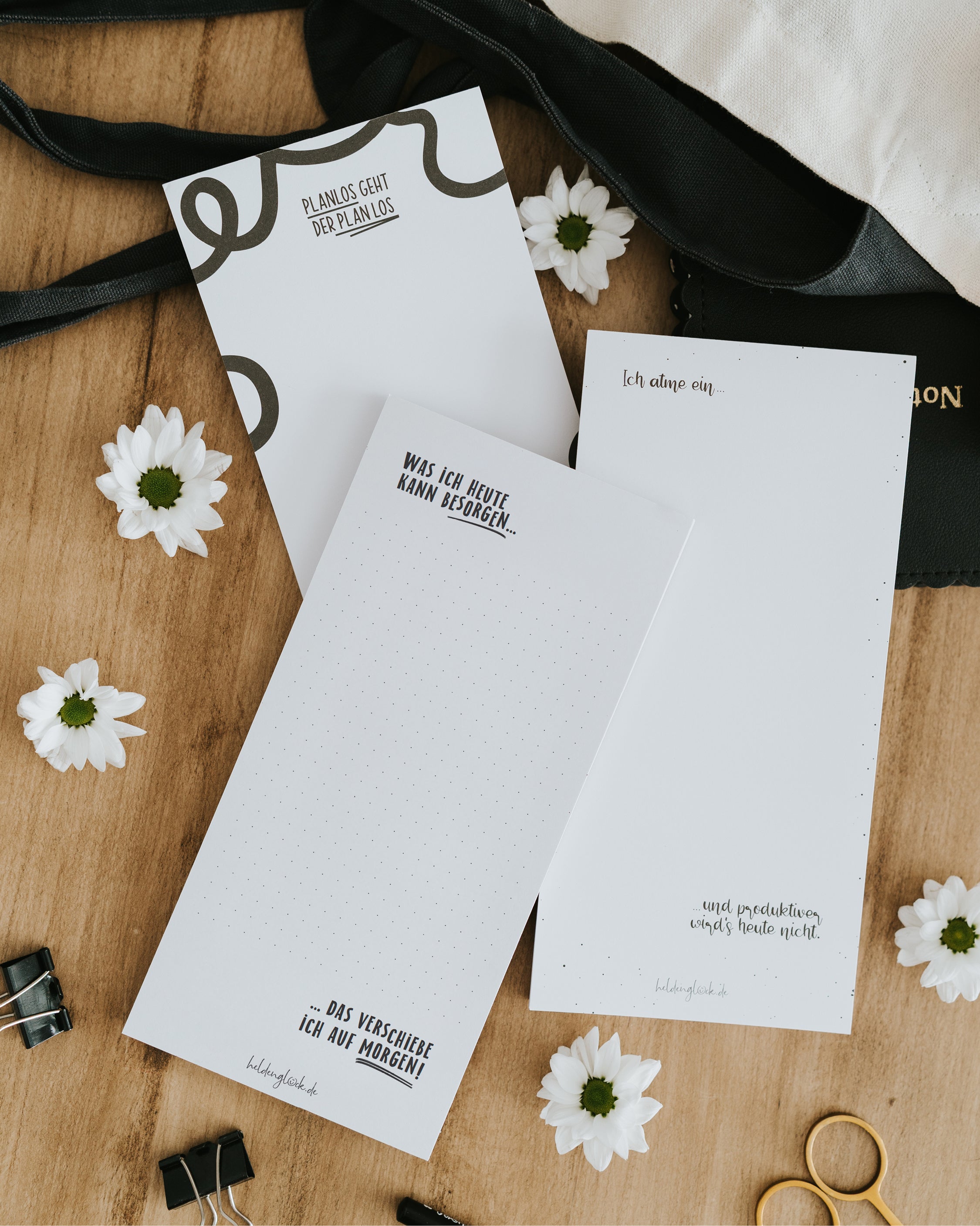 Ein nachhaltiges Geschenk aus hochwertigem Papier, das humorvoll zelebriert, dass am Schreibtisch auch mal Fünfe gerade sein gelassen werden können.