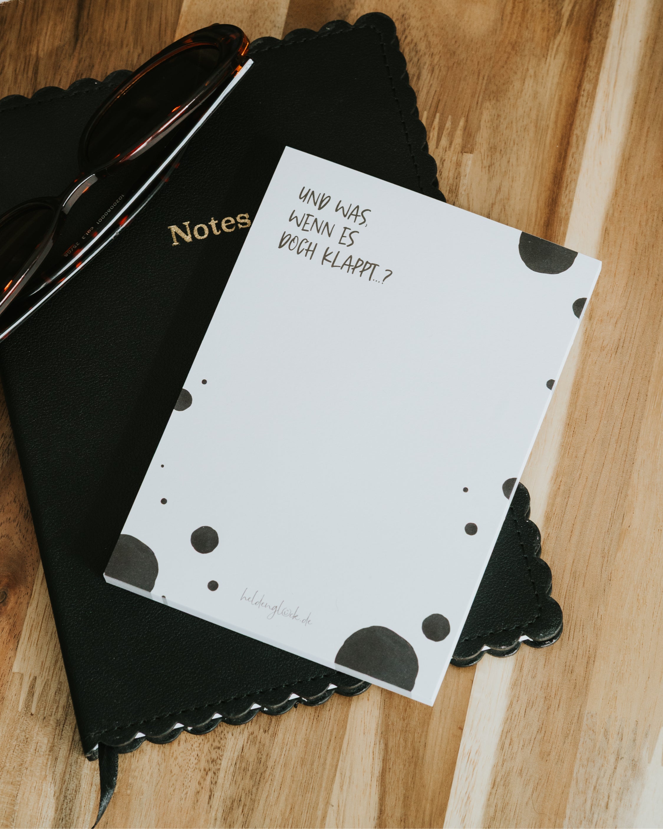 Unser in Deutschland gefertigter Notizblock ist ein nachhaltiges Mitbringsel, das auf keinem modernen Schreibtisch fehlen darf.