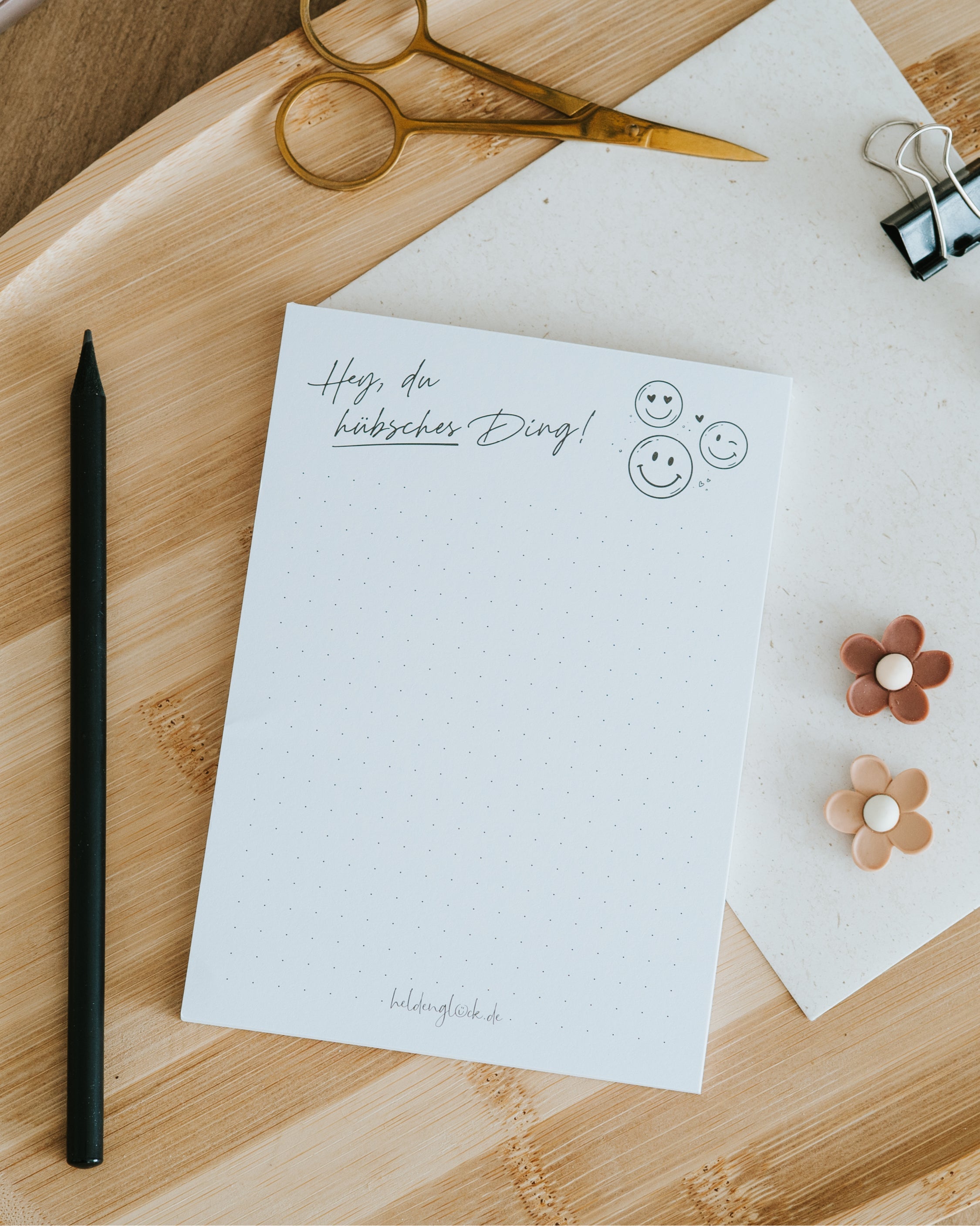 Mit dem fröhlichen Spruch 'Hey, du hübsches Ding' ist dieser Notizblock ein tägliches Kompliment zum Verschenken.