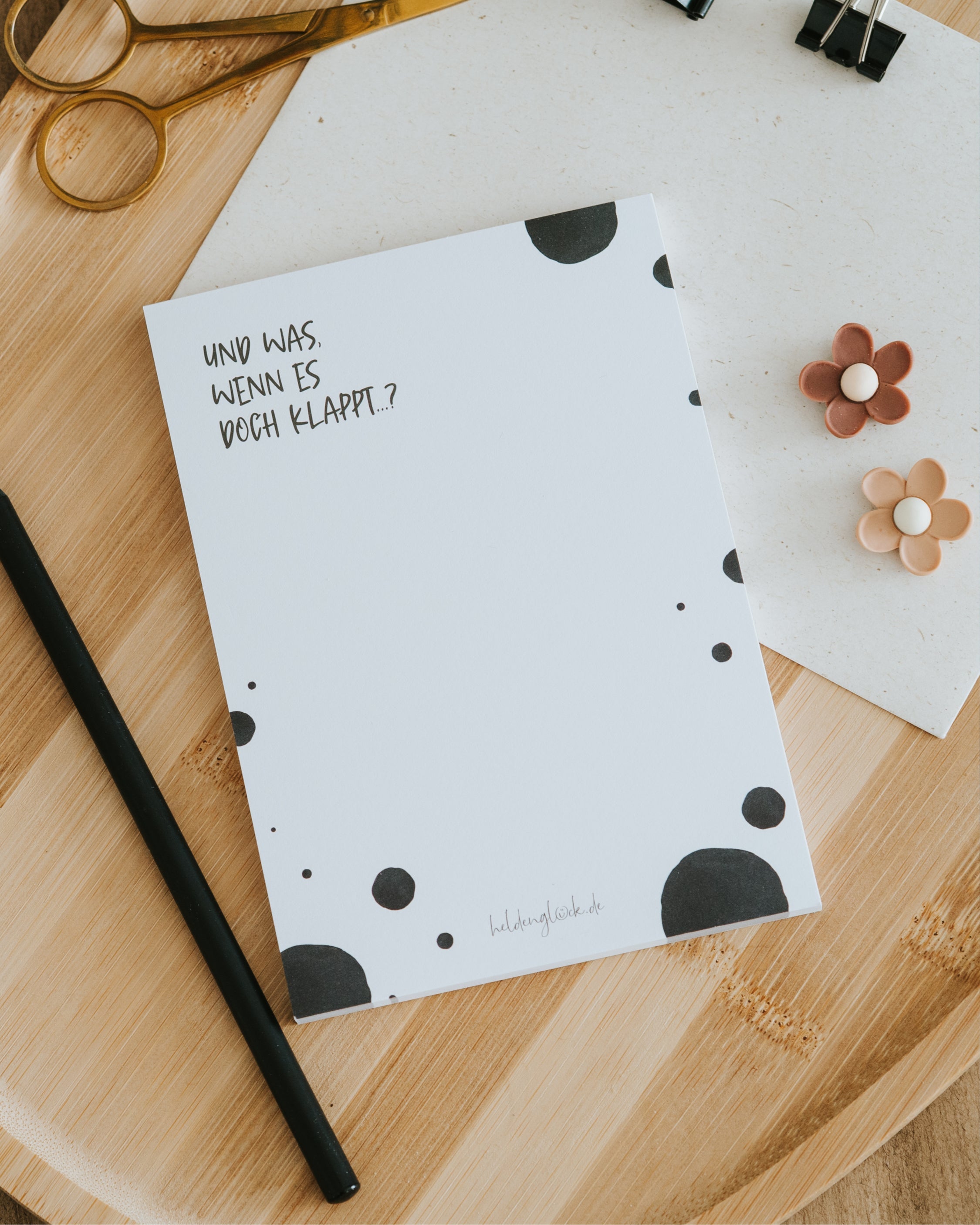 Dieser Notizblock mit dem Spruch 'Und was, wenn es doch klappt' ist ein wunderbares, stärkendes Geschenk für die Freundin.