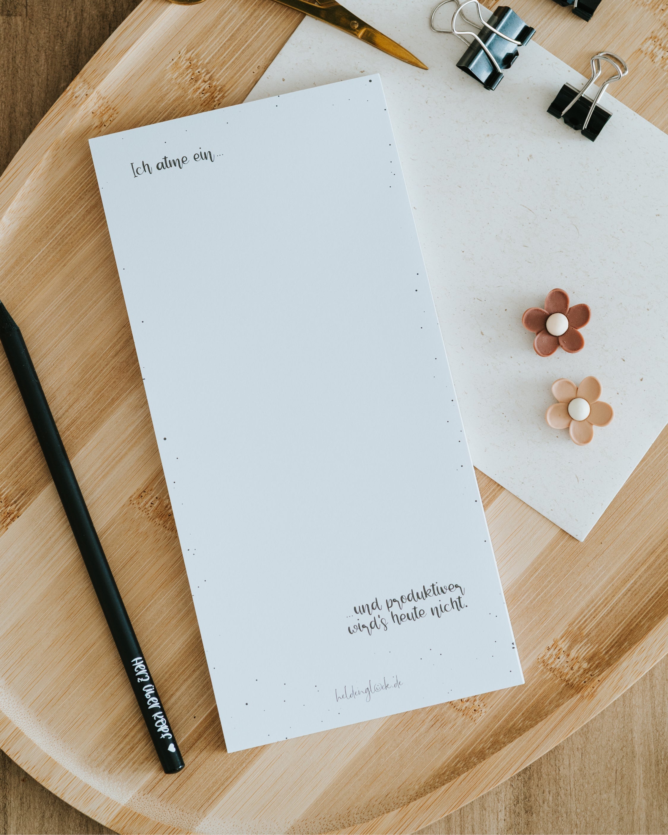 Der schmale DIN Lang Notizblock mit der Aufschrift "Ich atme ein..." ist ein humorvolles Dankeschön Geschenk für die Kollegin am Arbeitsplatz.
