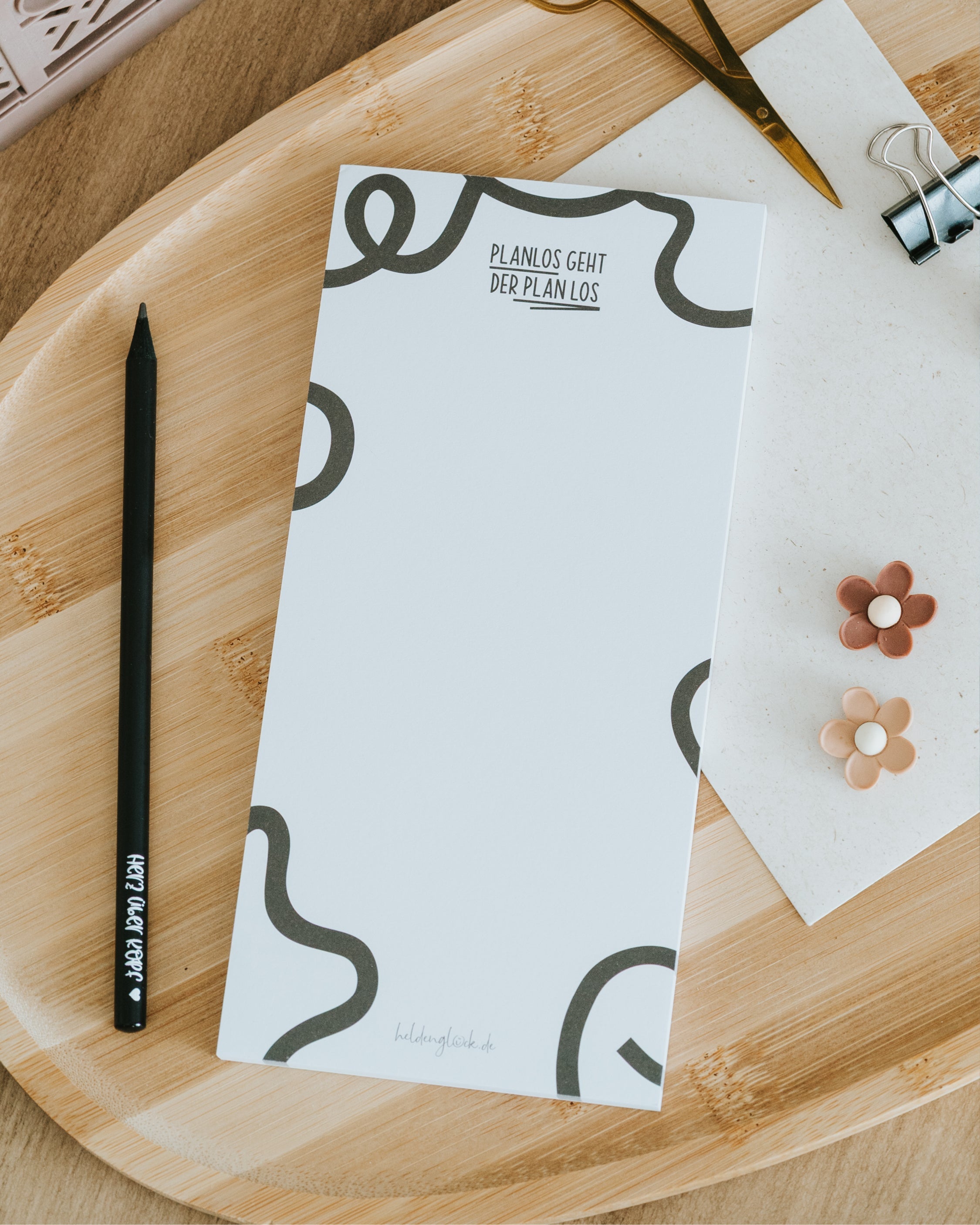 Der Notizblock im DIN Lang Format mit dem Spruch "Planlos geht der Plan los" ist das perfekte Geschenk für die beste Freundin.
