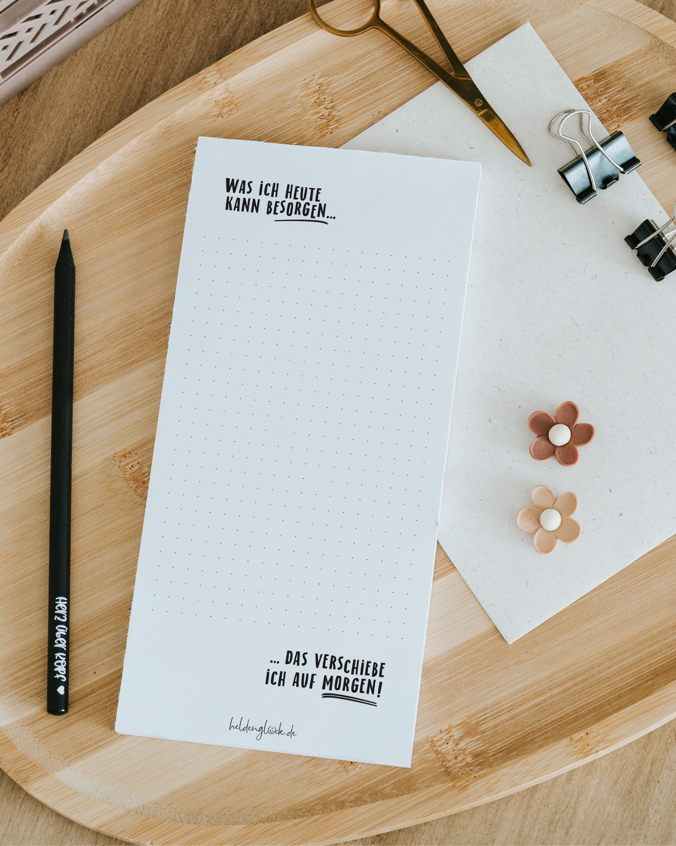 Der längliche Notizblock mit dem Spruch "Was ich heute kann besorgen..." ist ein entspanntes Mitbringsel für Frauen gegen den ewigen Optimierungswahn.