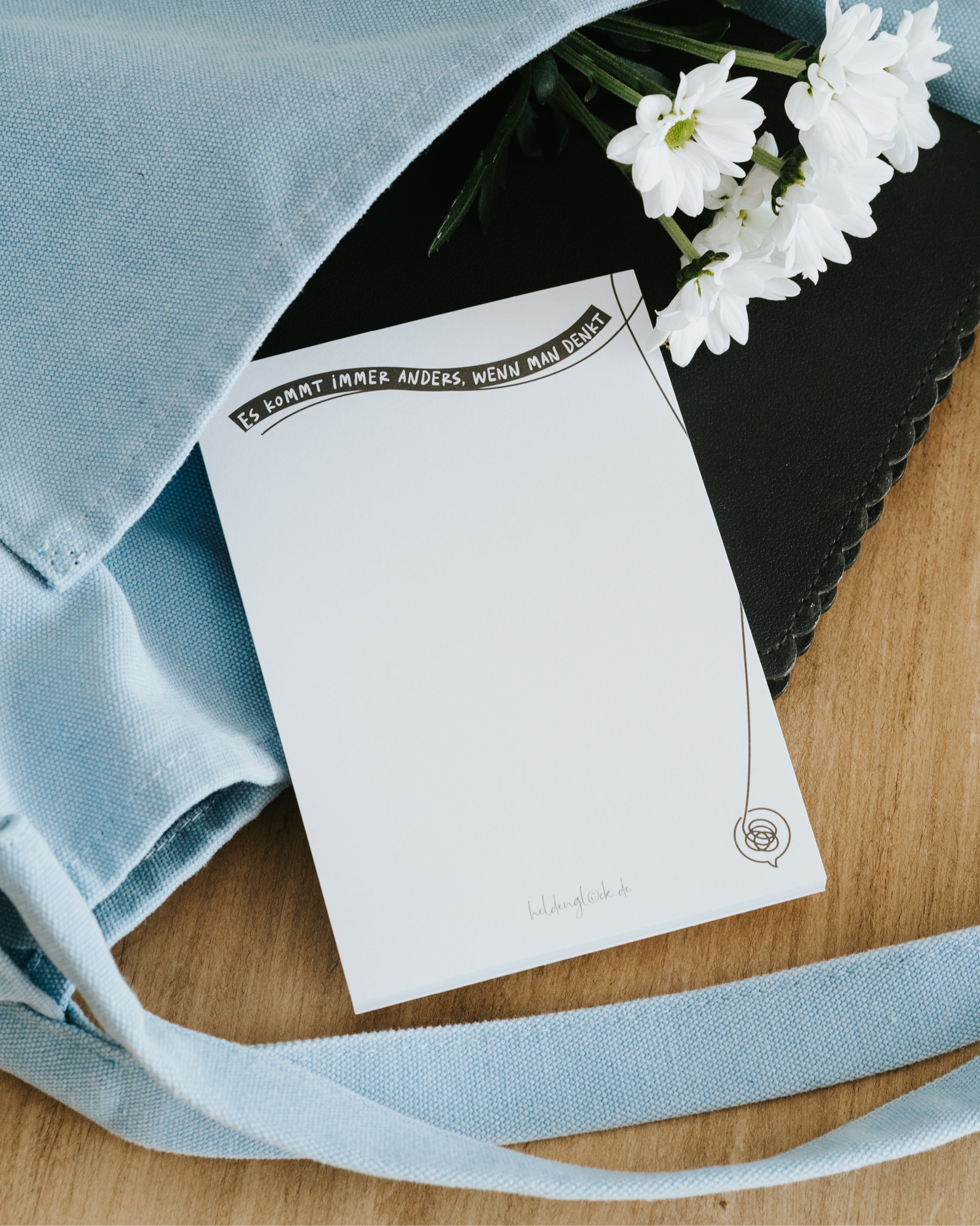 Als originelle Geschenkidee für die Freundin bietet dieser Notizblock mit lustigem Spruch viel Platz für spontane Planänderungen.