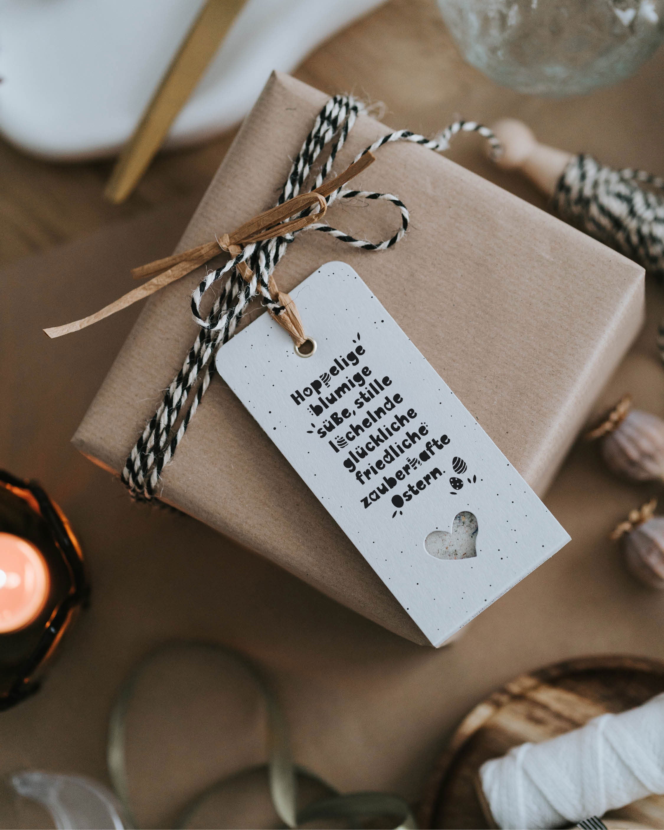 Fröhlicher Osteranhänger mit Blütensalz und positiver Frühlingsbotschaft