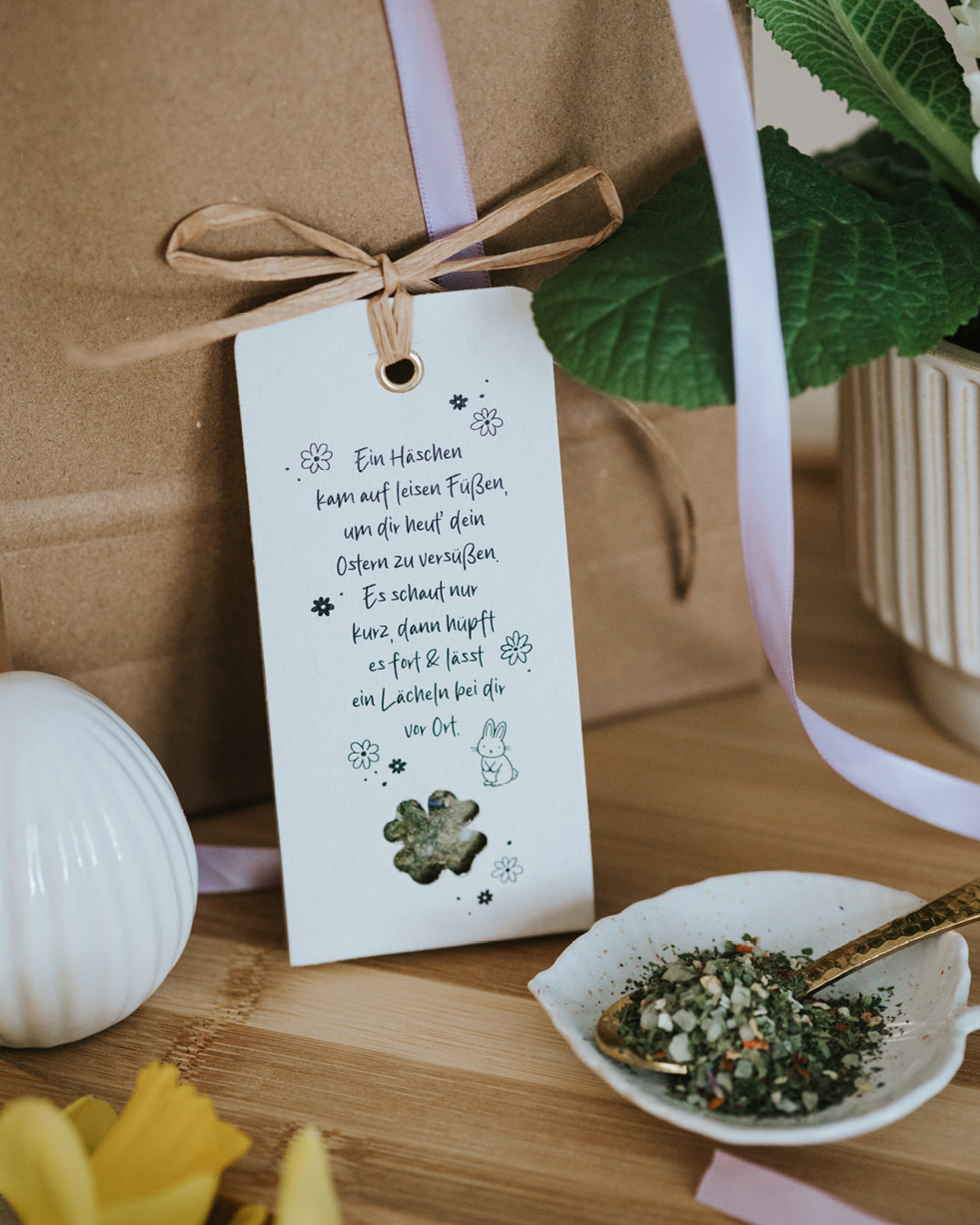 Minimalistischer Osteranhänger mit Häschen-Spruch und handgemachtem Salz