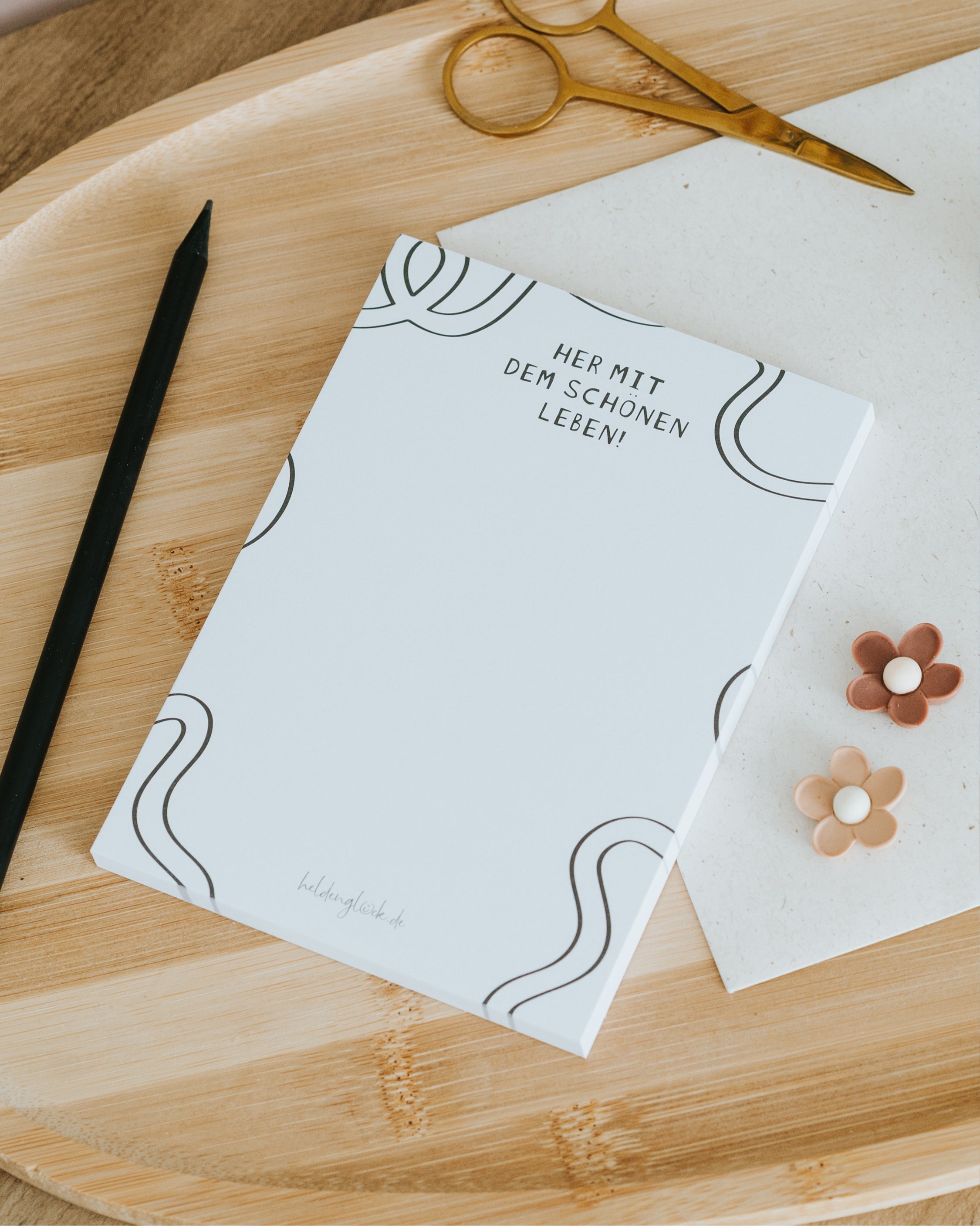Der Notizblock 'Her mit dem schönen Leben' ist ein echter Aufruf, den Alltag und die kleinen Glücksmomente zu feiern.