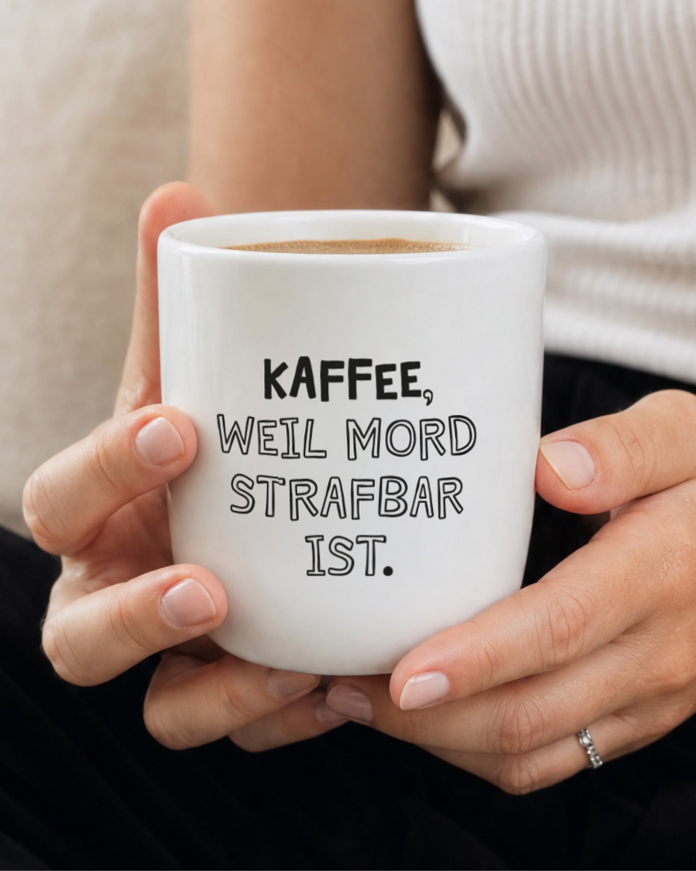 Schlichter Porzellanbecher mit schwarzer Schrift