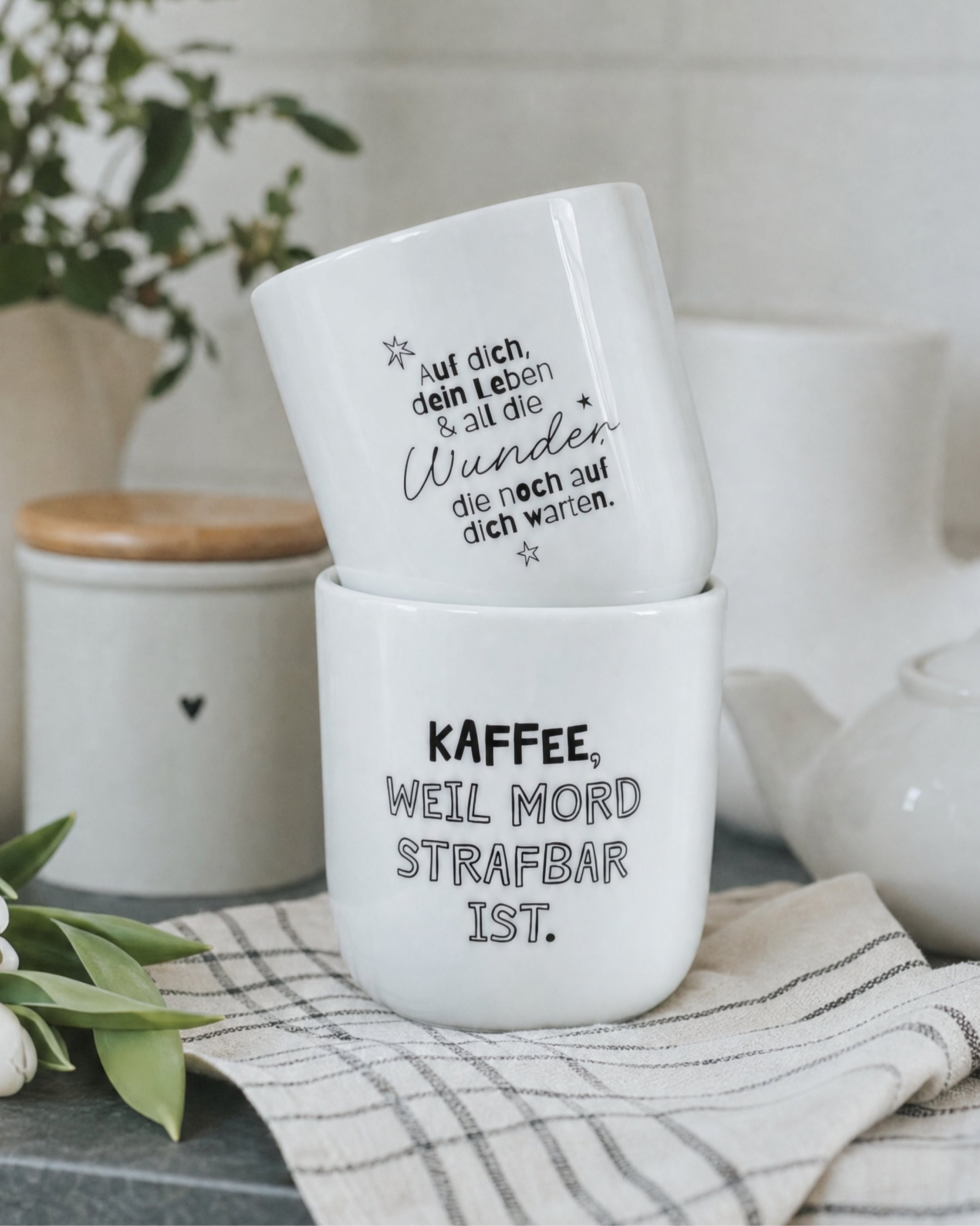 Weißer Trinkbecher mit minimalistischer Gestaltung