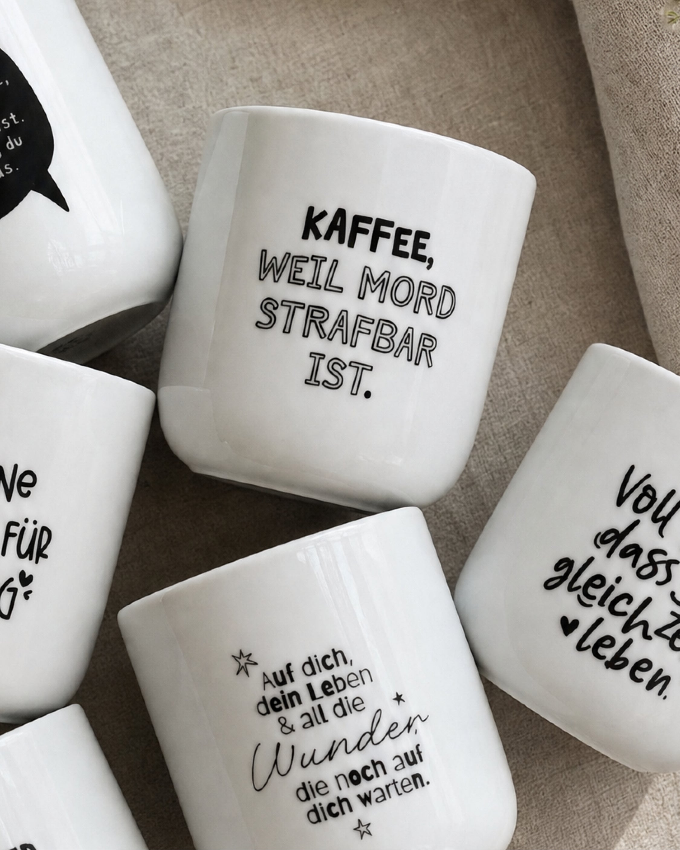 Monochromer weißer Becher mit reduziertem Design